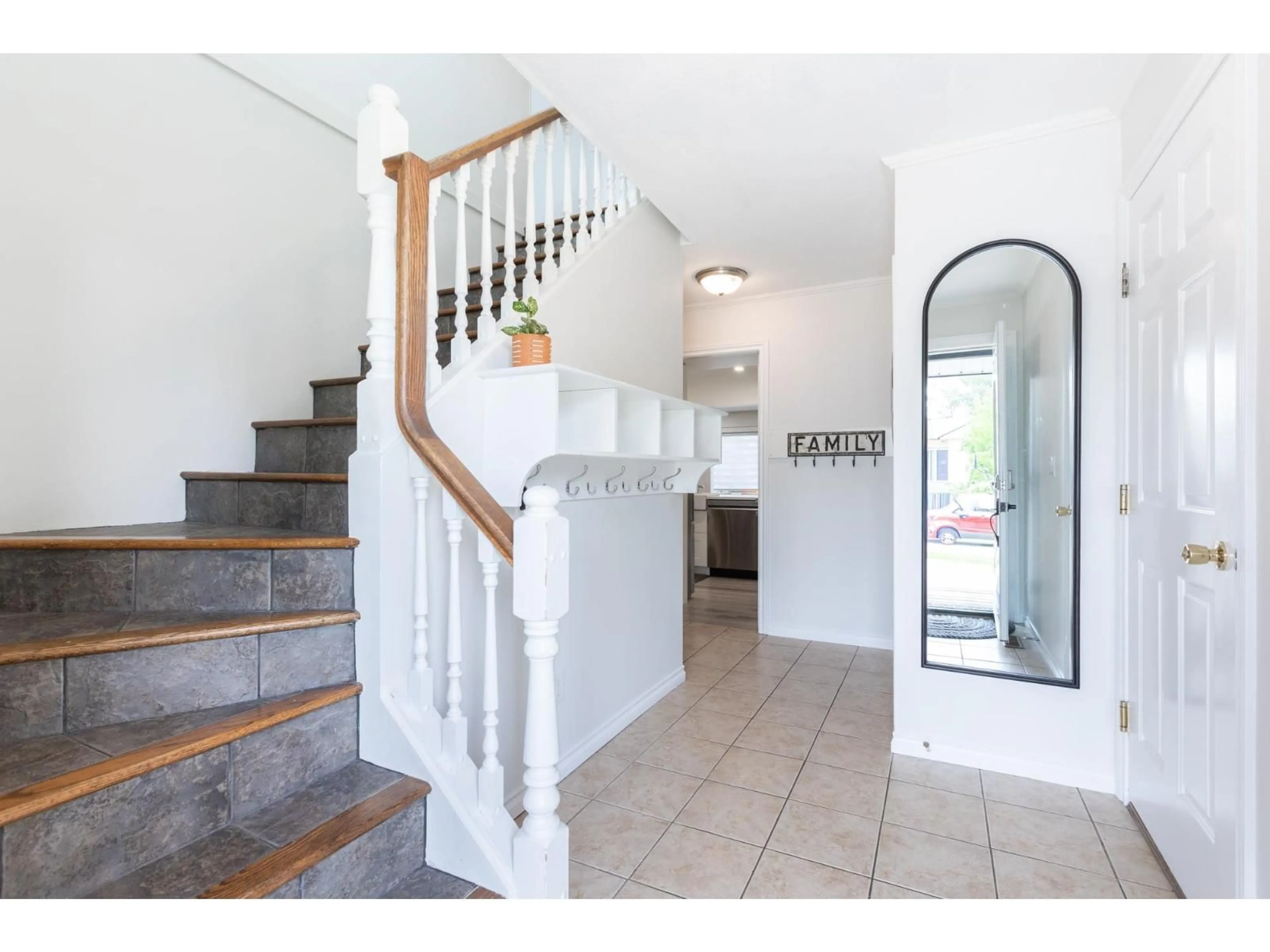 Indoor foyer for 21214 89B AVENUE, Langley British Columbia V1M1Z4
