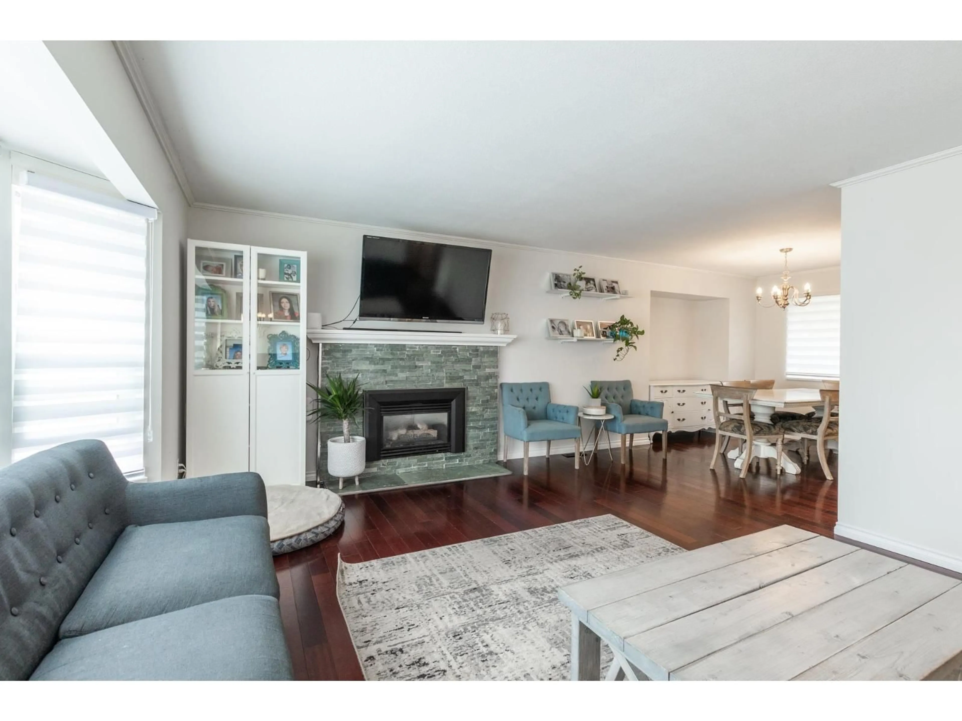 Living room with furniture, wood/laminate floor for 21214 89B AVENUE, Langley British Columbia V1M1Z4