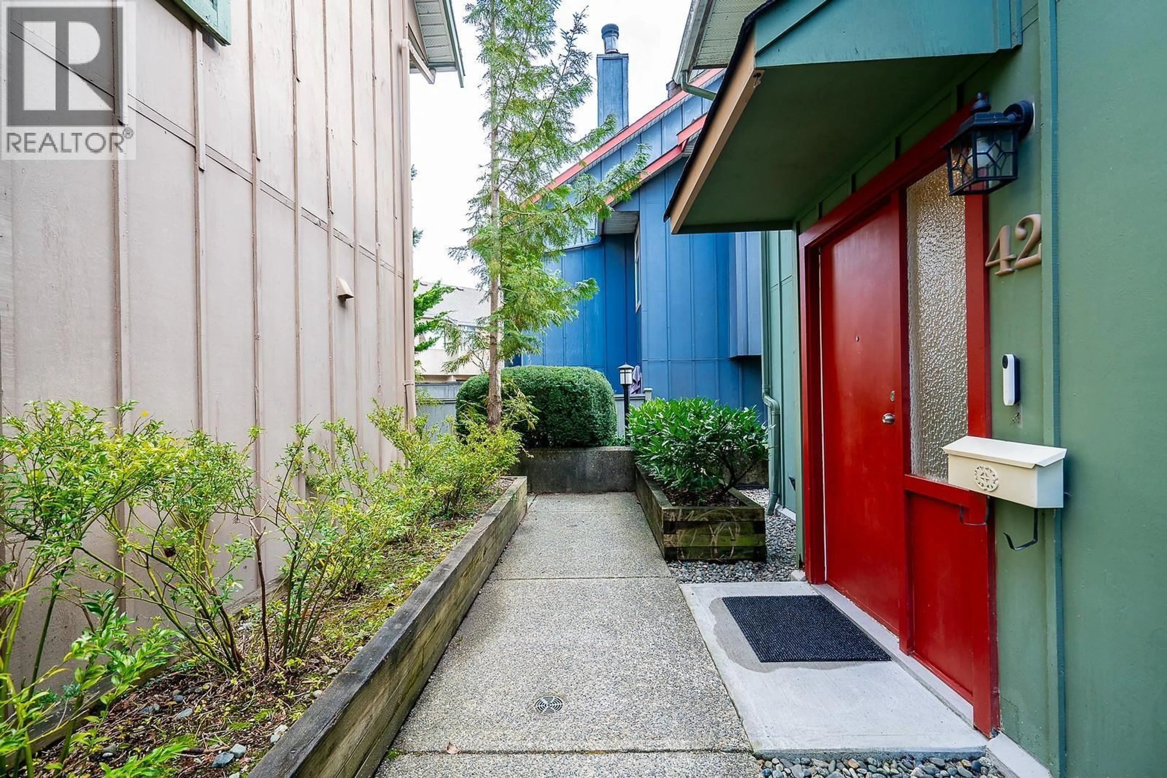 Patio, street for 42 - 900 17TH STREET, North Vancouver British Columbia V7P3K5