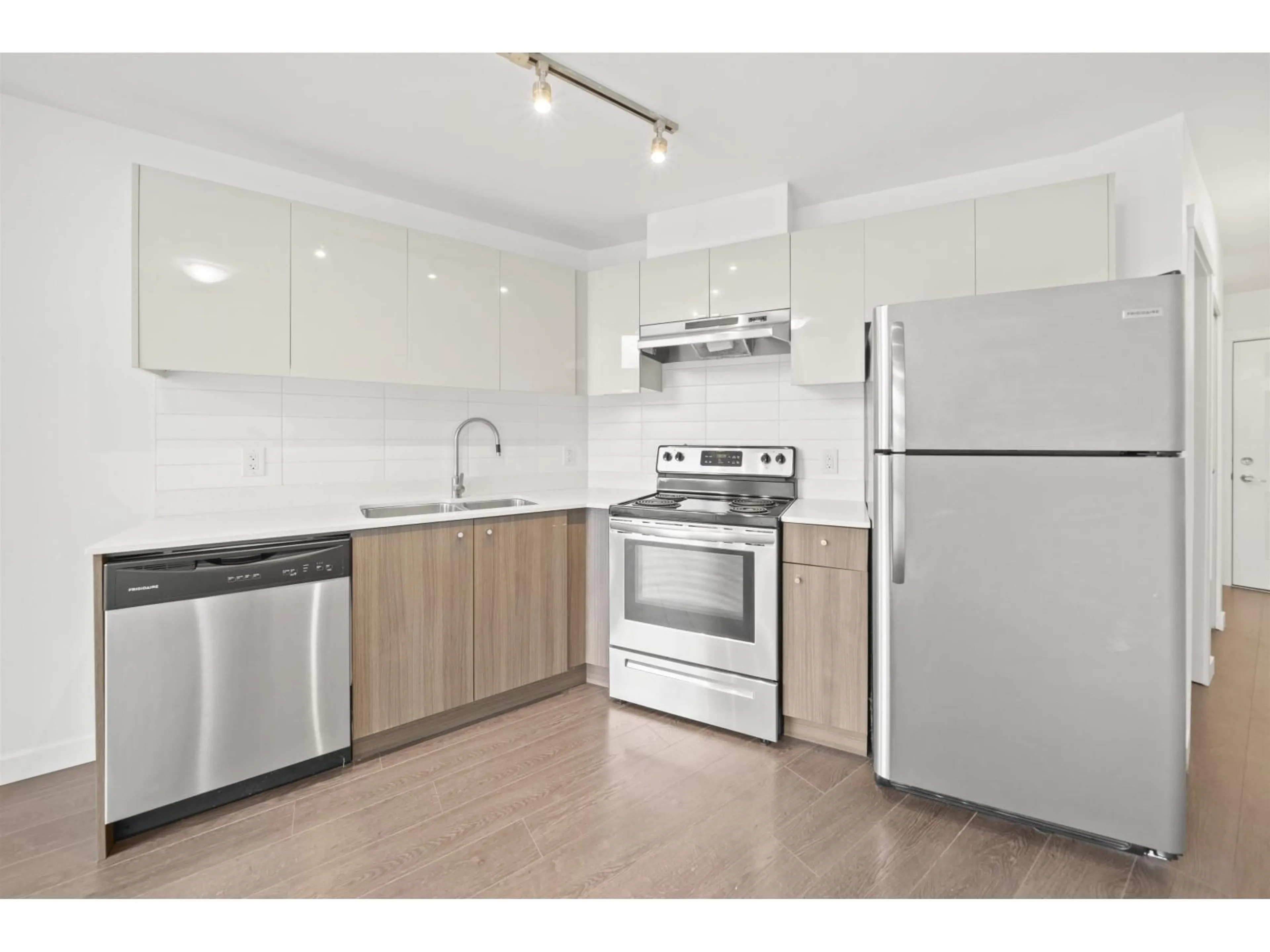 Standard kitchen, wood/laminate floor for 420 - 10688 140 STREET, Surrey British Columbia V3T0M6