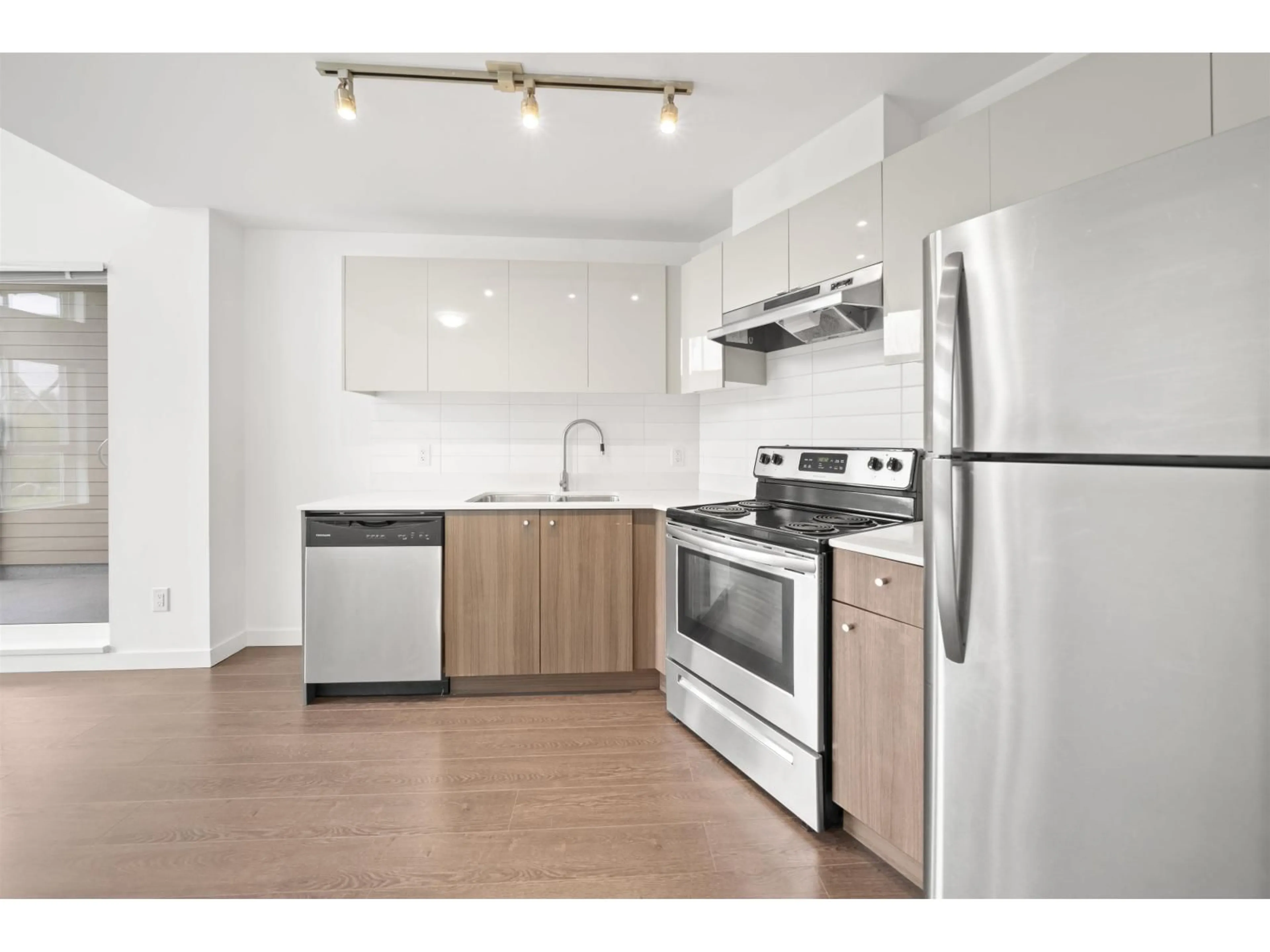 Standard kitchen, wood/laminate floor for 420 - 10688 140 STREET, Surrey British Columbia V3T0M6