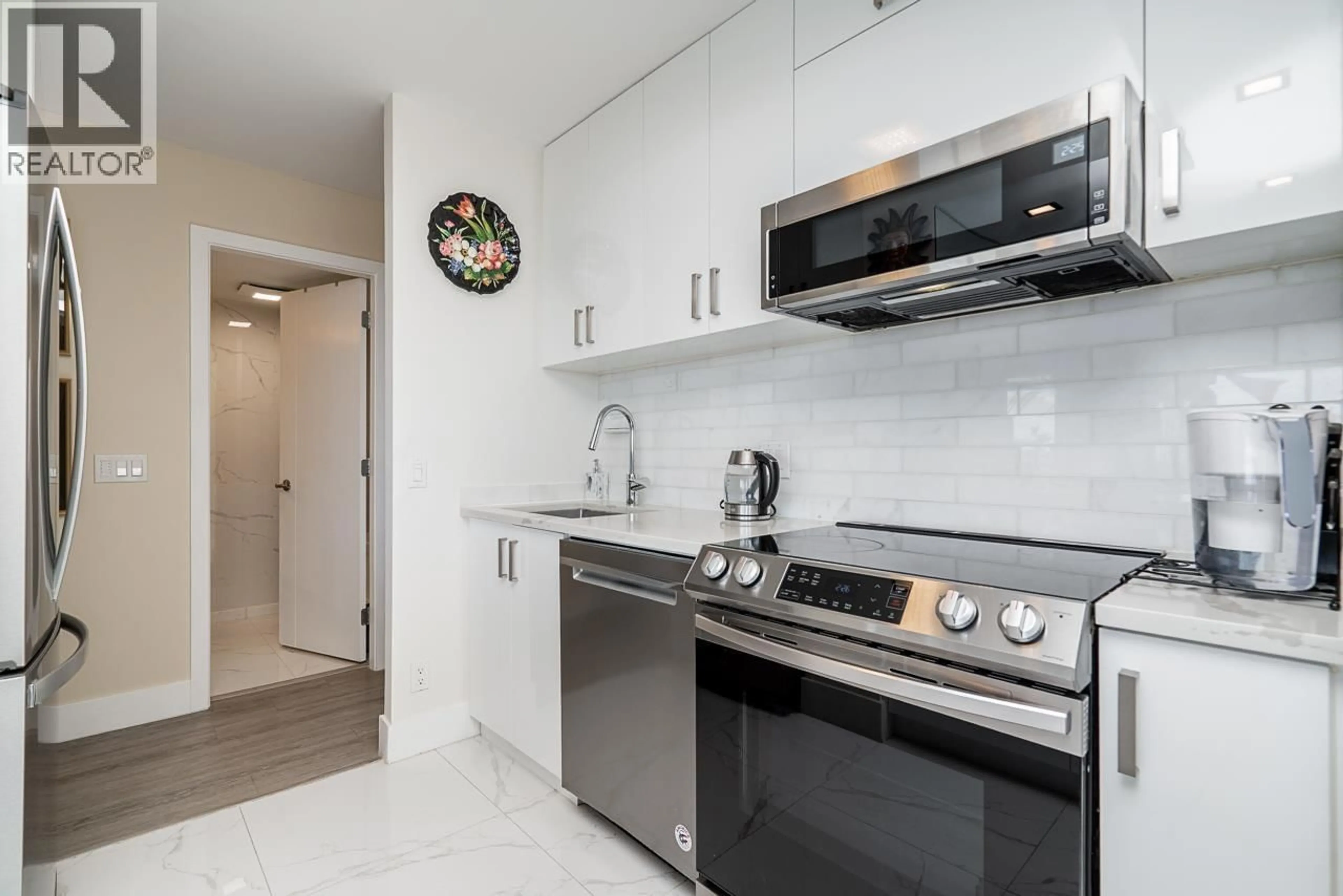 Standard kitchen, ceramic/tile floor for 2602 - 3970 CARRIGAN COURT, Burnaby British Columbia V3N4S5