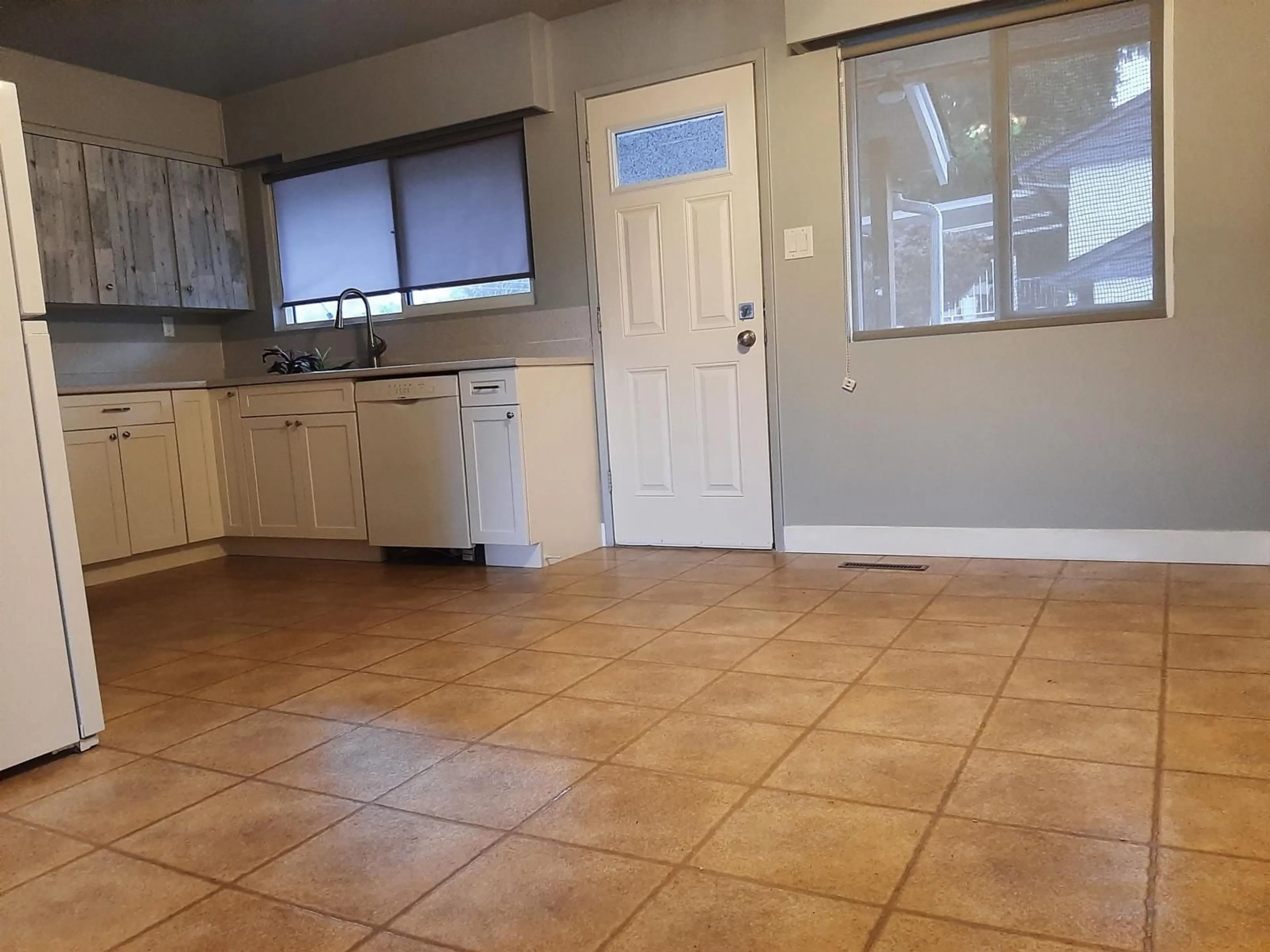 A pic of a room for 9720 CROWN CRESCENT, Surrey British Columbia V3V2T8
