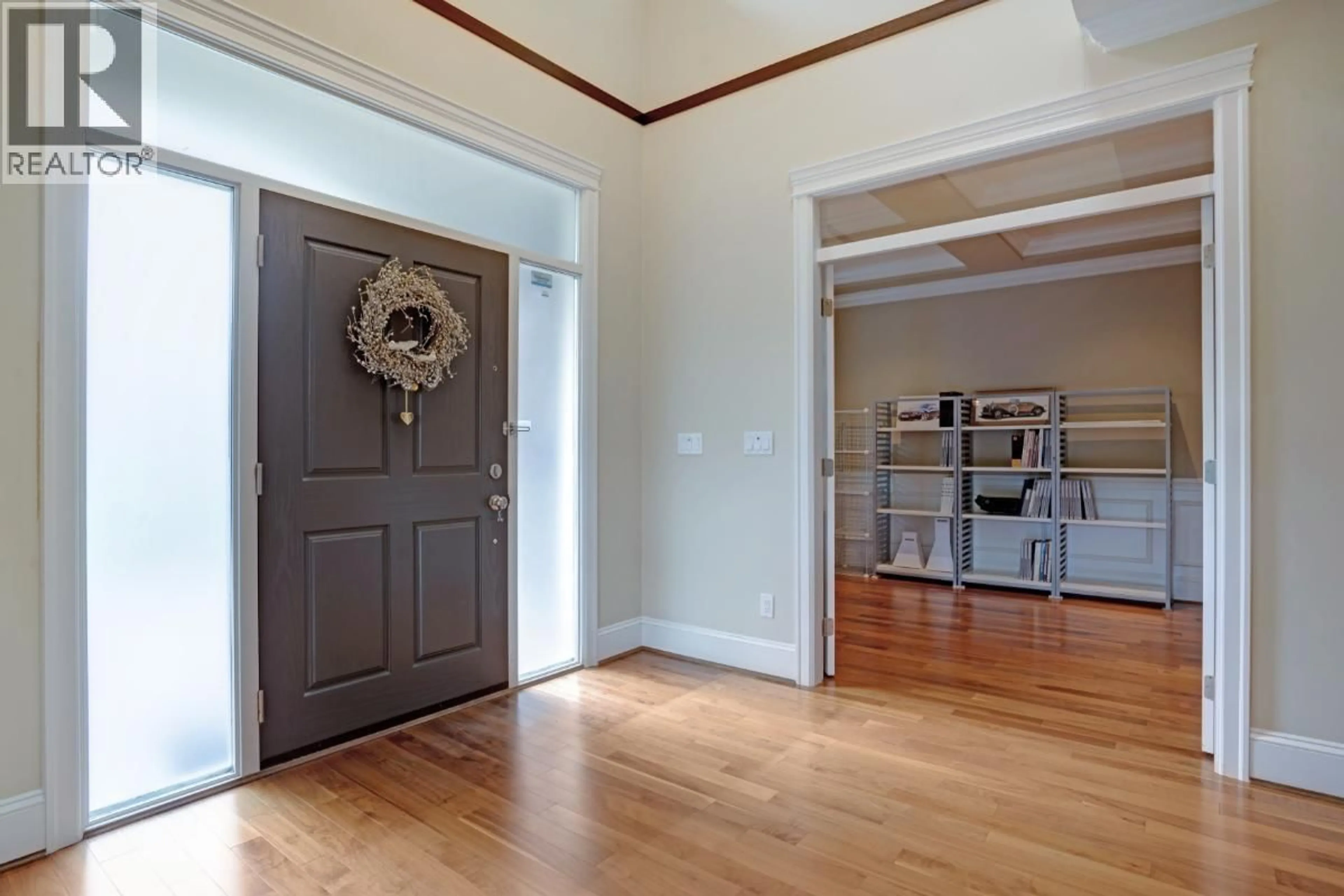 Indoor entryway for 4986 SHIRLEY AVENUE, North Vancouver British Columbia V7R3W4