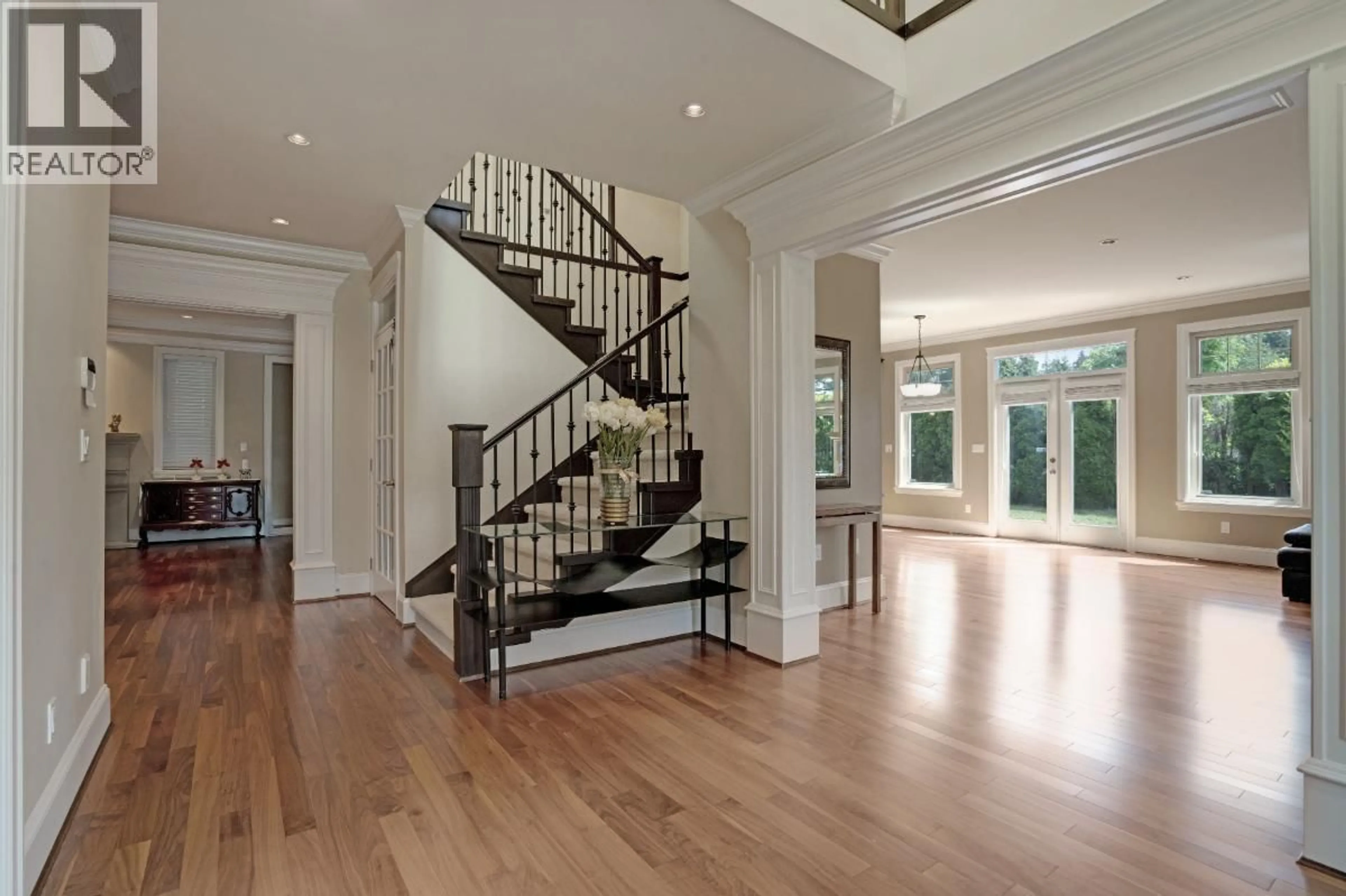 Indoor foyer for 4986 SHIRLEY AVENUE, North Vancouver British Columbia V7R3W4