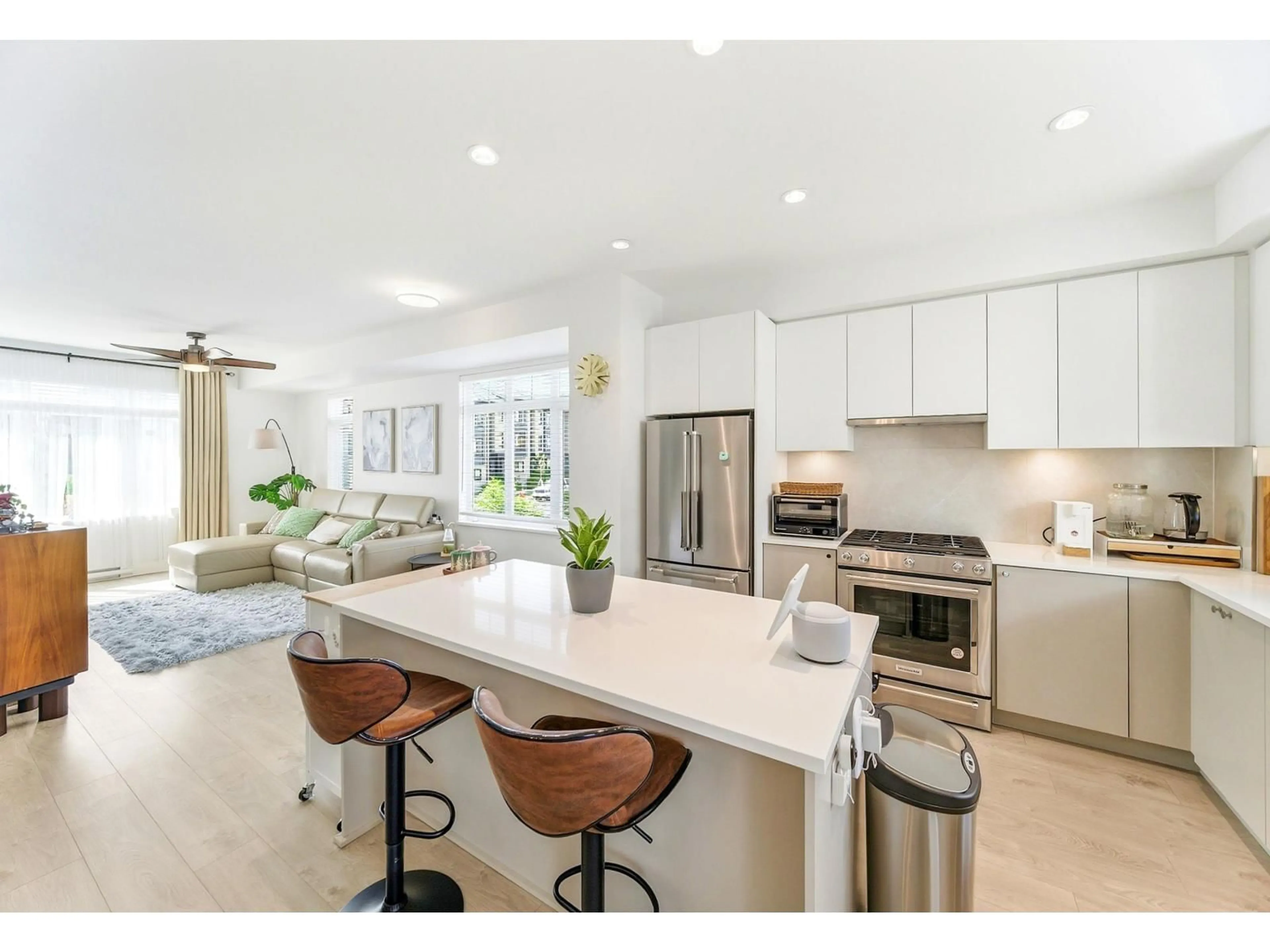 Open concept kitchen, ceramic/tile floor for 8 - 2070 OAK MEADOWS DRIVE, Surrey British Columbia V3Z1J1