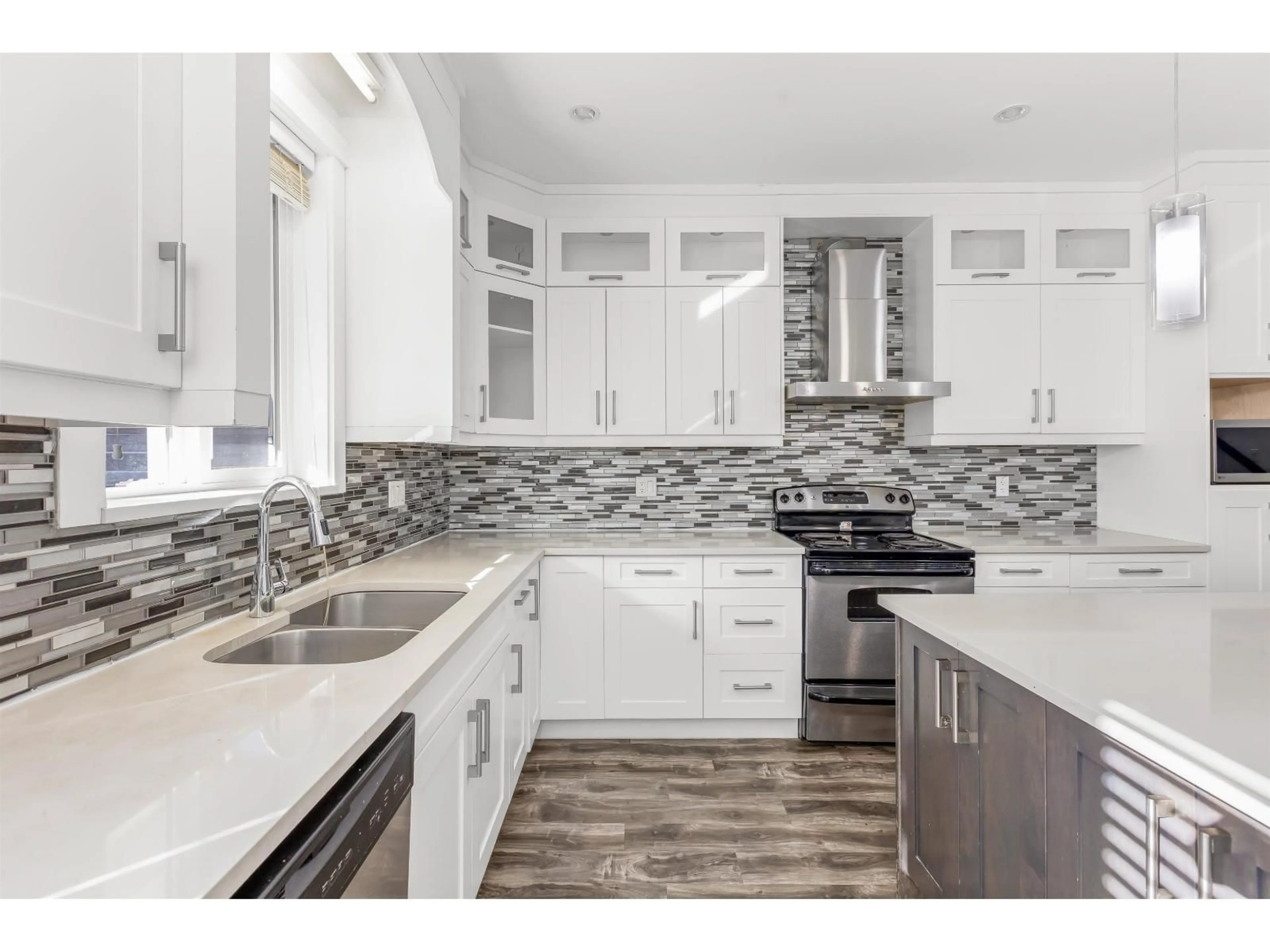 Contemporary kitchen, ceramic/tile floor for 6015 138A STREET, Surrey British Columbia V3X1E7