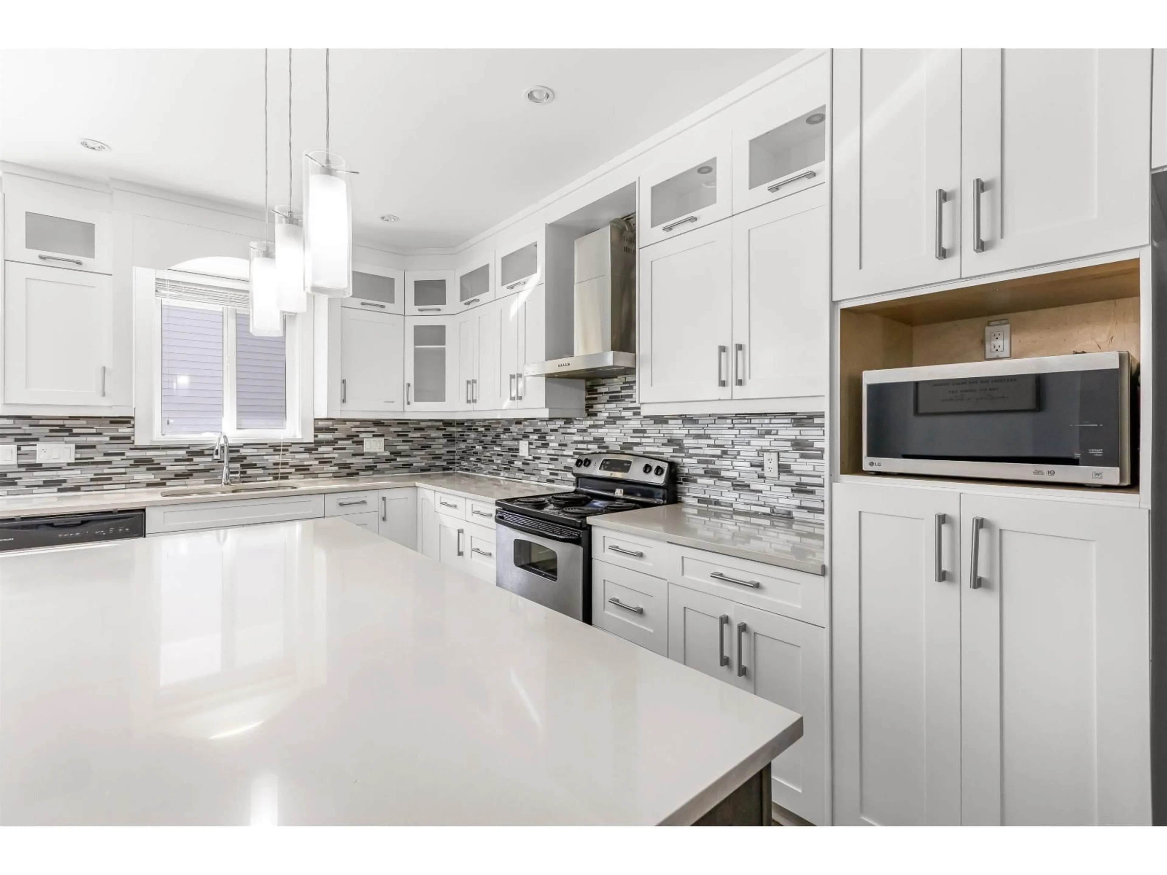 Open concept kitchen, ceramic/tile floor for 6015 138A STREET, Surrey British Columbia V3X1E7