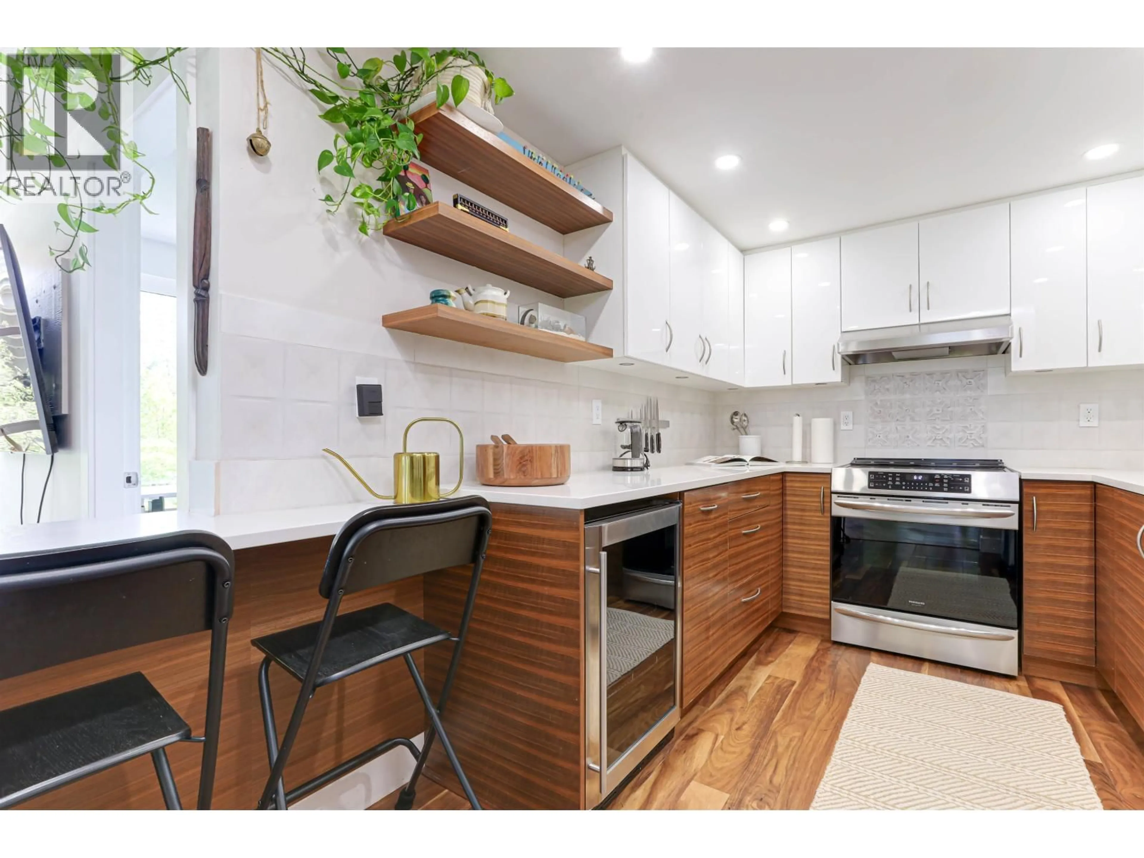 Open concept kitchen, wood/laminate floor for 505 - 1006 BEACH AVENUE, Vancouver British Columbia V6E1T7