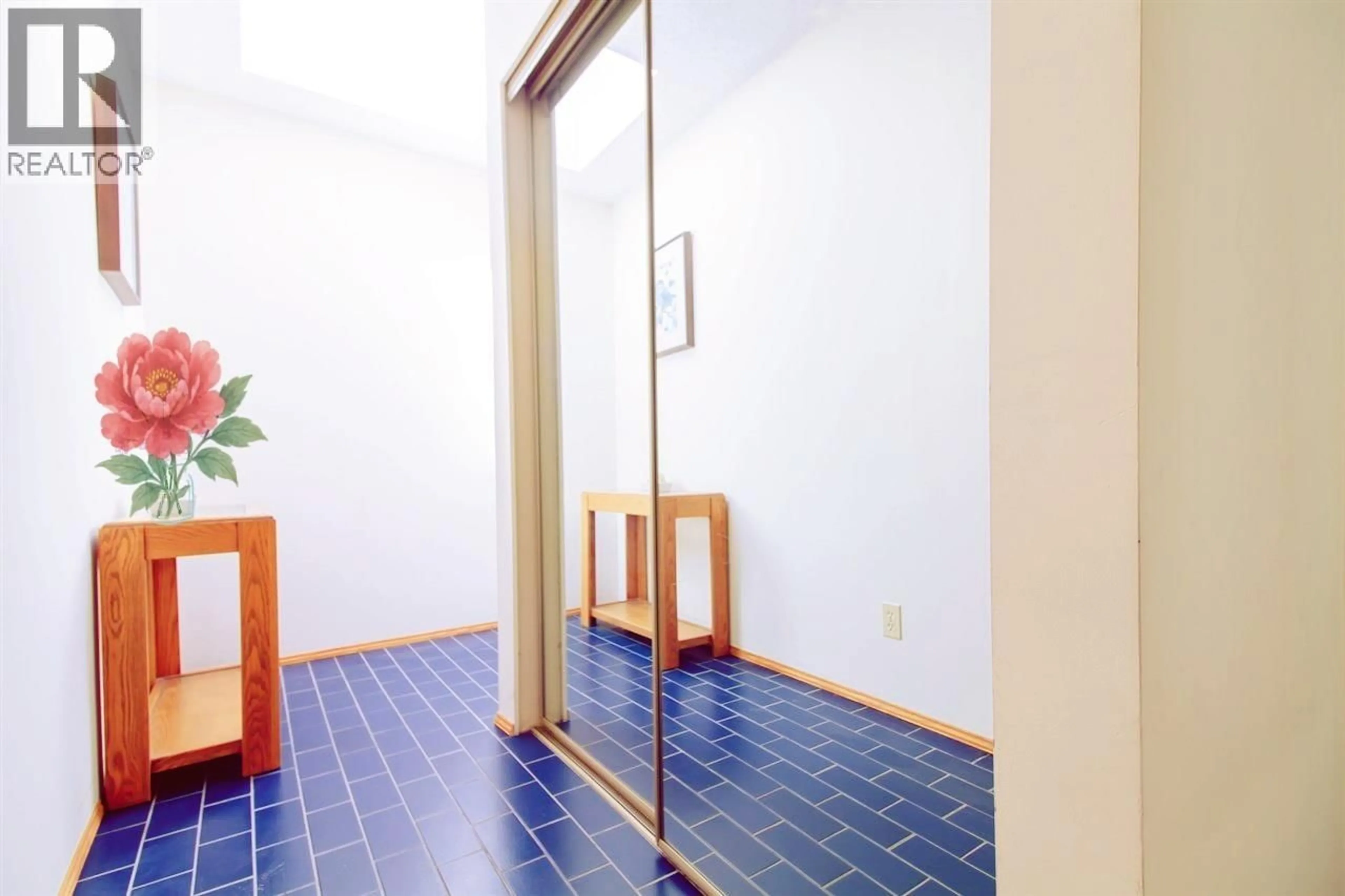 Indoor foyer for 306 - 5025 SANDERS STREET, Burnaby British Columbia V5H1S8
