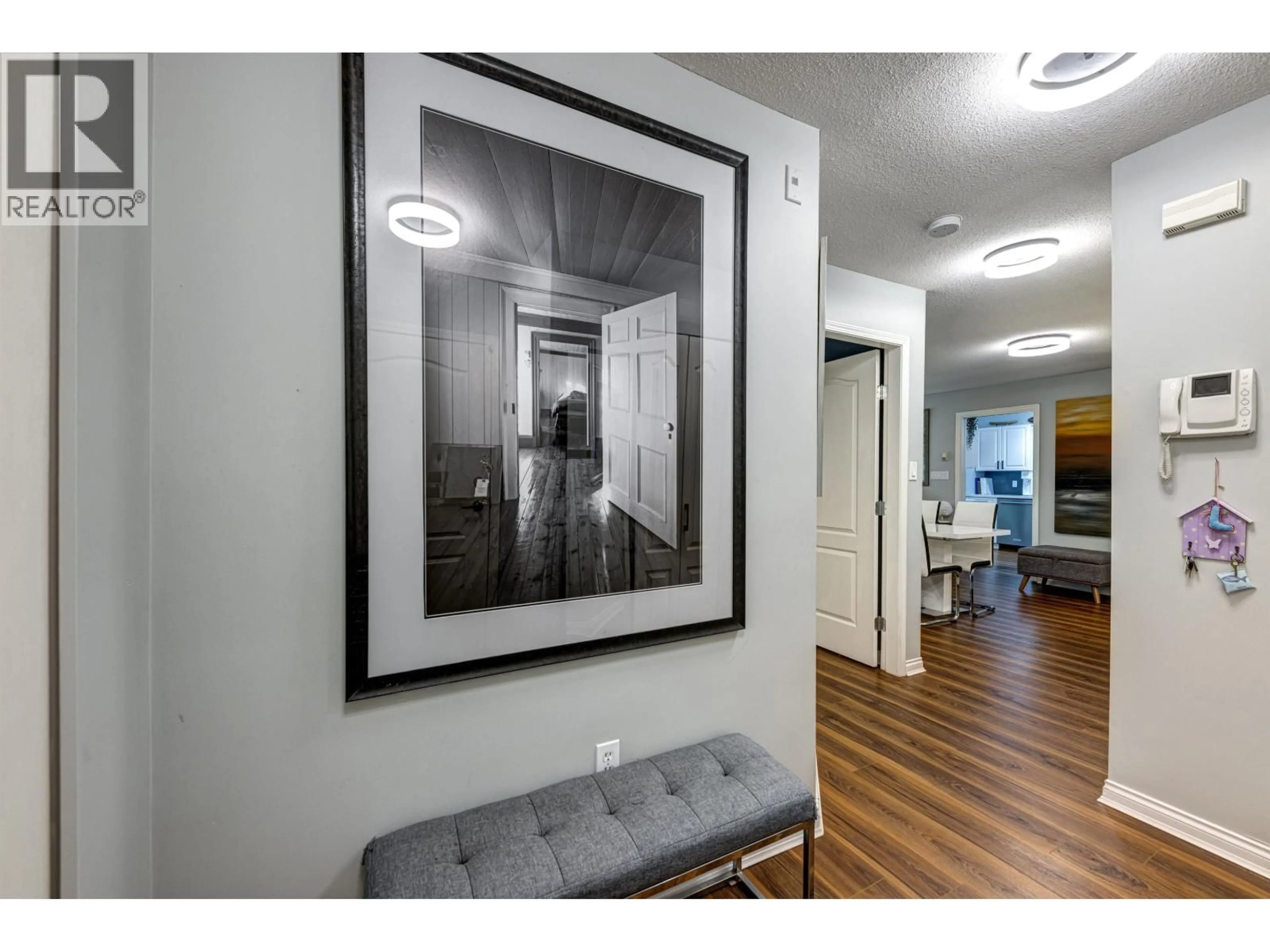 Indoor entryway for 412 - 2059 CHESTERFIELD AVENUE, North Vancouver British Columbia V7M2P4