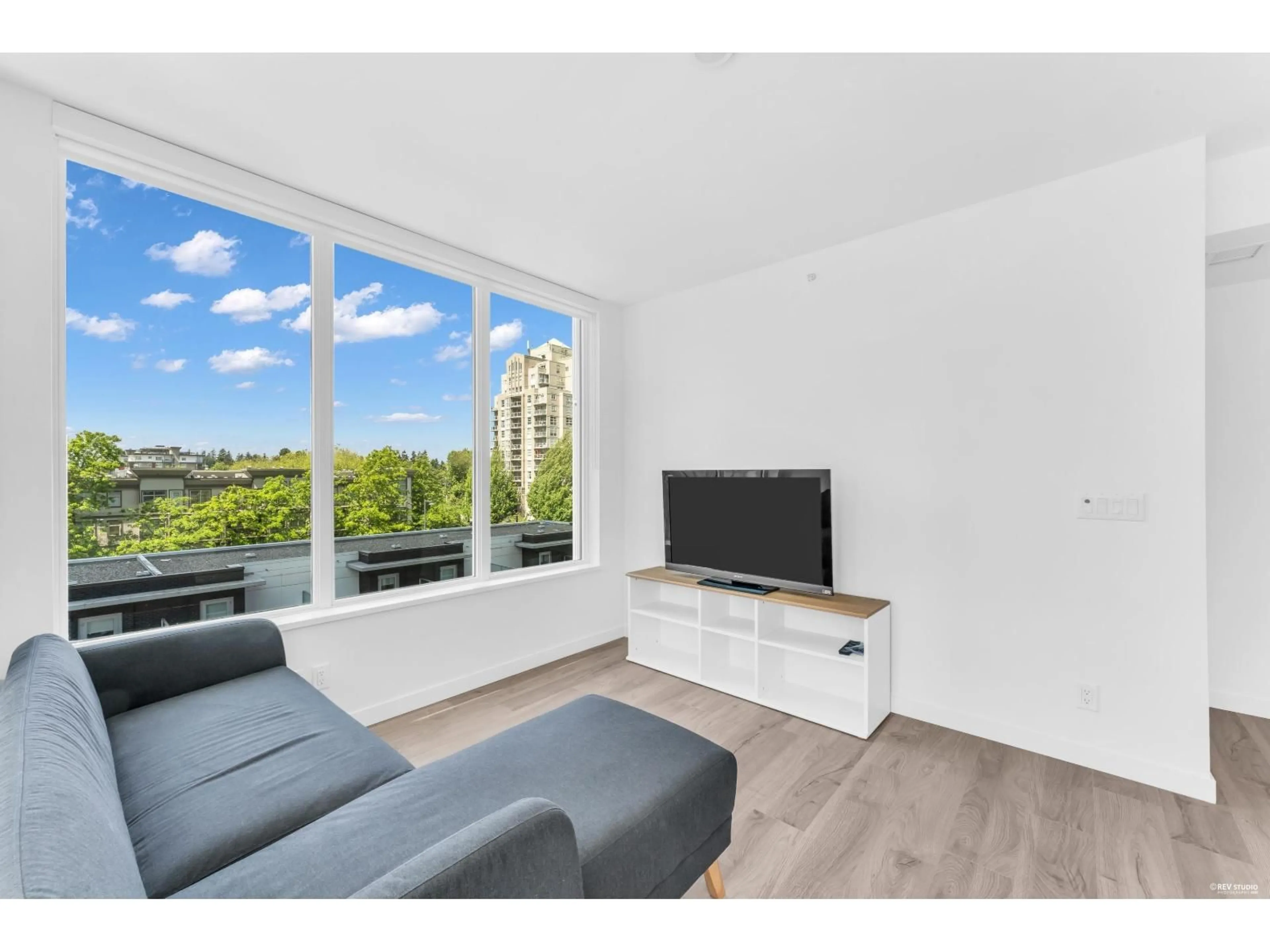 Living room with furniture, wood/laminate floor for 510 - 13428 105 AVENUE, Surrey British Columbia V3T0S6
