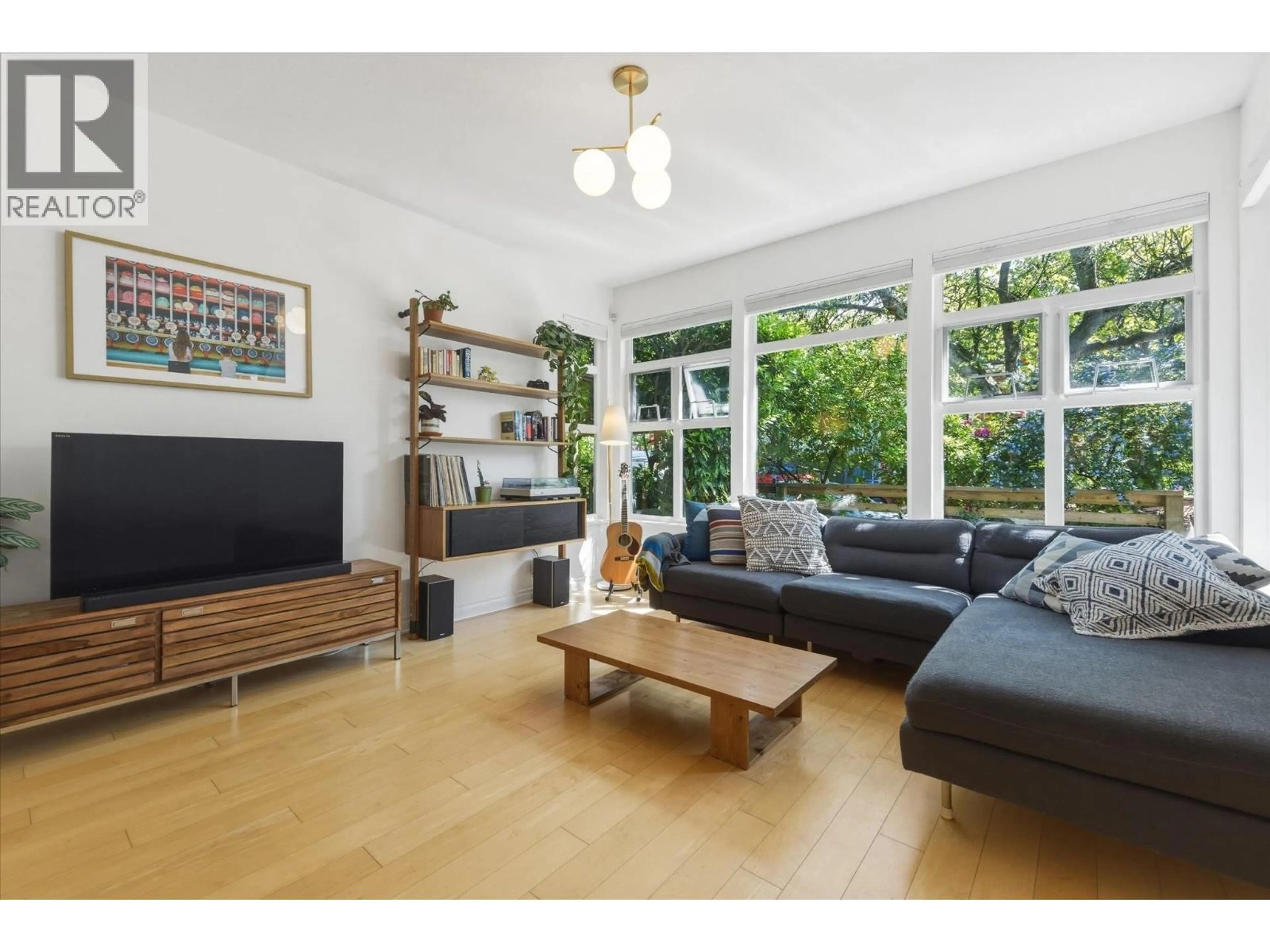 Living room with furniture, wood/laminate floor for 1073 PENDER STREET, Vancouver British Columbia V6A4H9