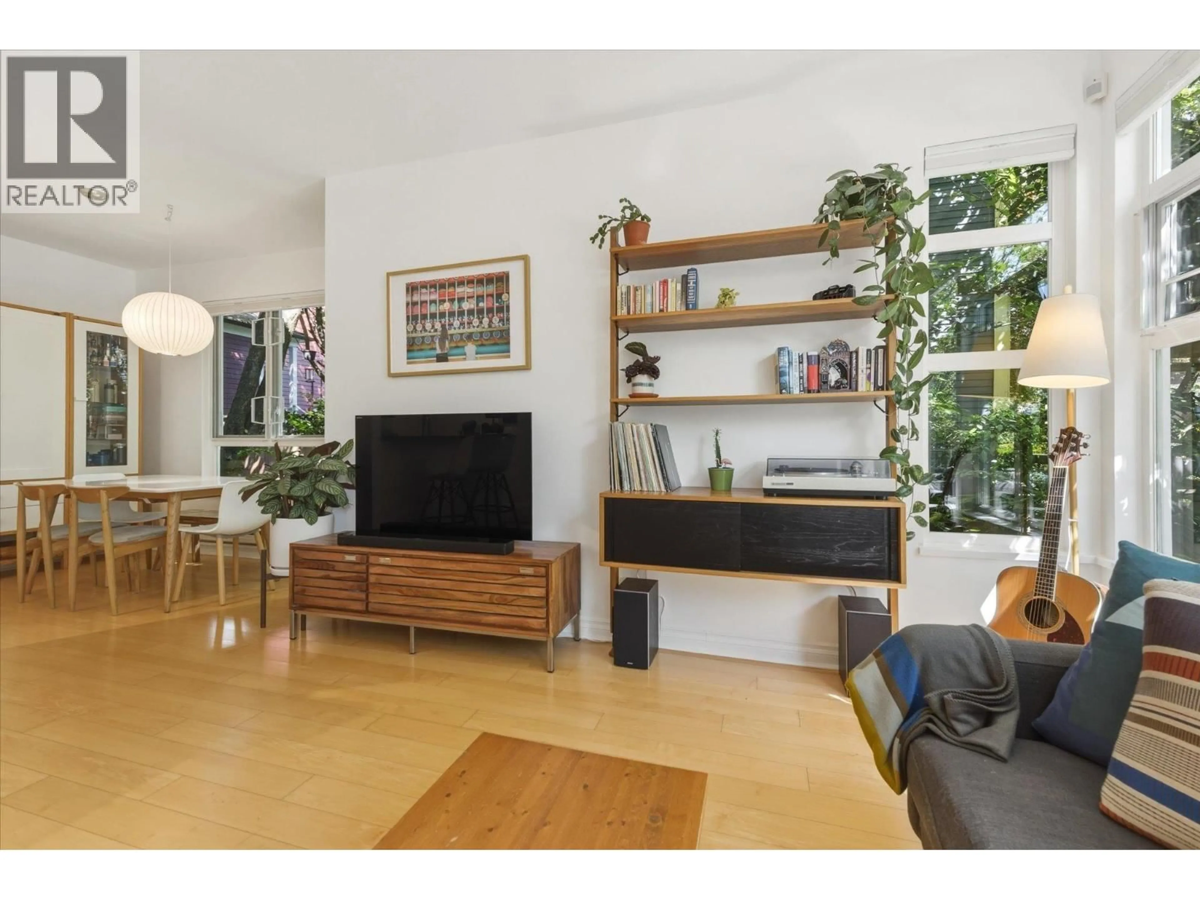 Living room with furniture, wood/laminate floor for 1073 PENDER STREET, Vancouver British Columbia V6A4H9