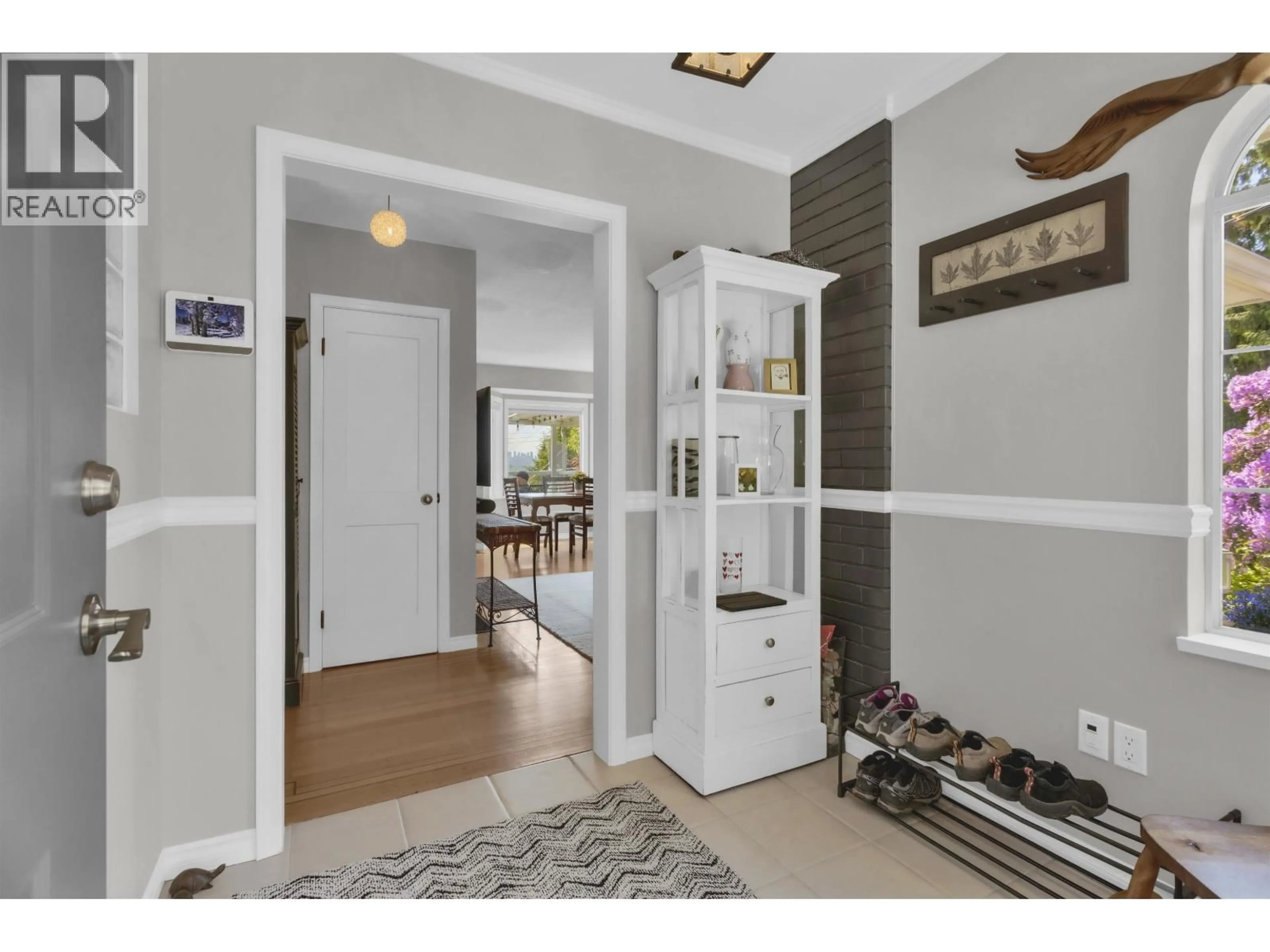 Indoor entryway for 901 CALVERHALL STREET, North Vancouver British Columbia V7L1Y1