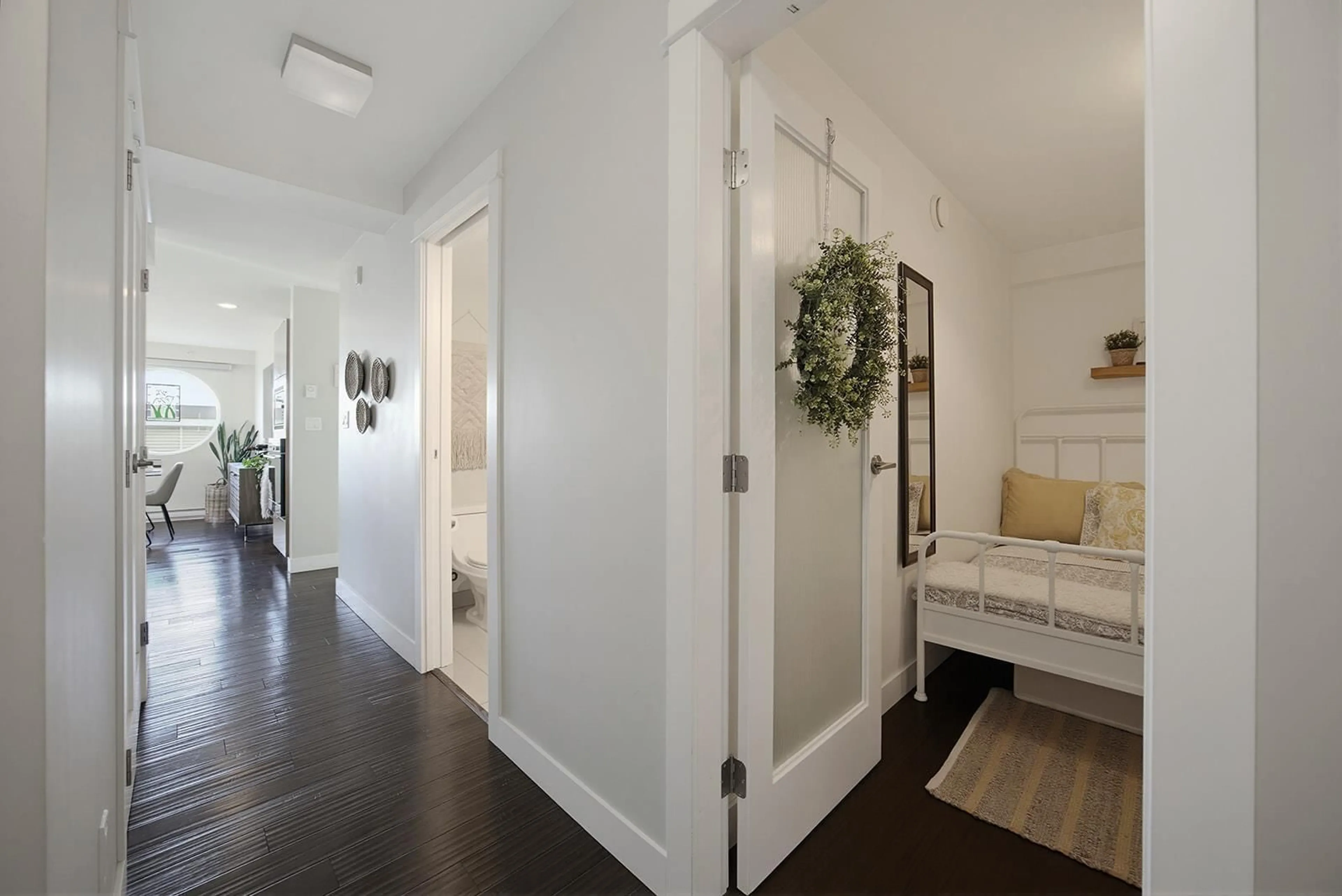 Indoor entryway for 502 - 14955 VICTORIA AVENUE, White Rock British Columbia V4B1G2