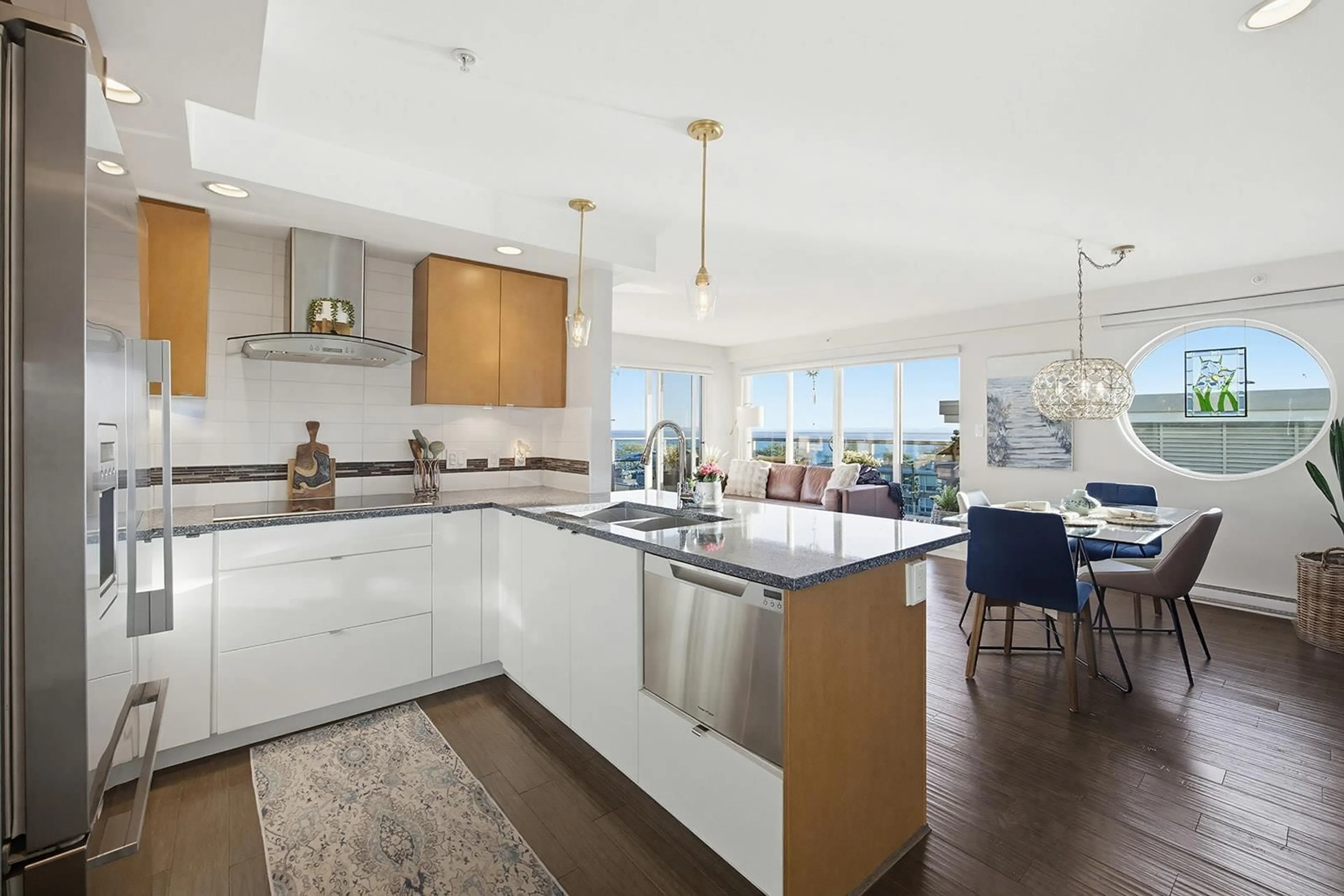 Open concept kitchen, ceramic/tile floor for 502 - 14955 VICTORIA AVENUE, White Rock British Columbia V4B1G2