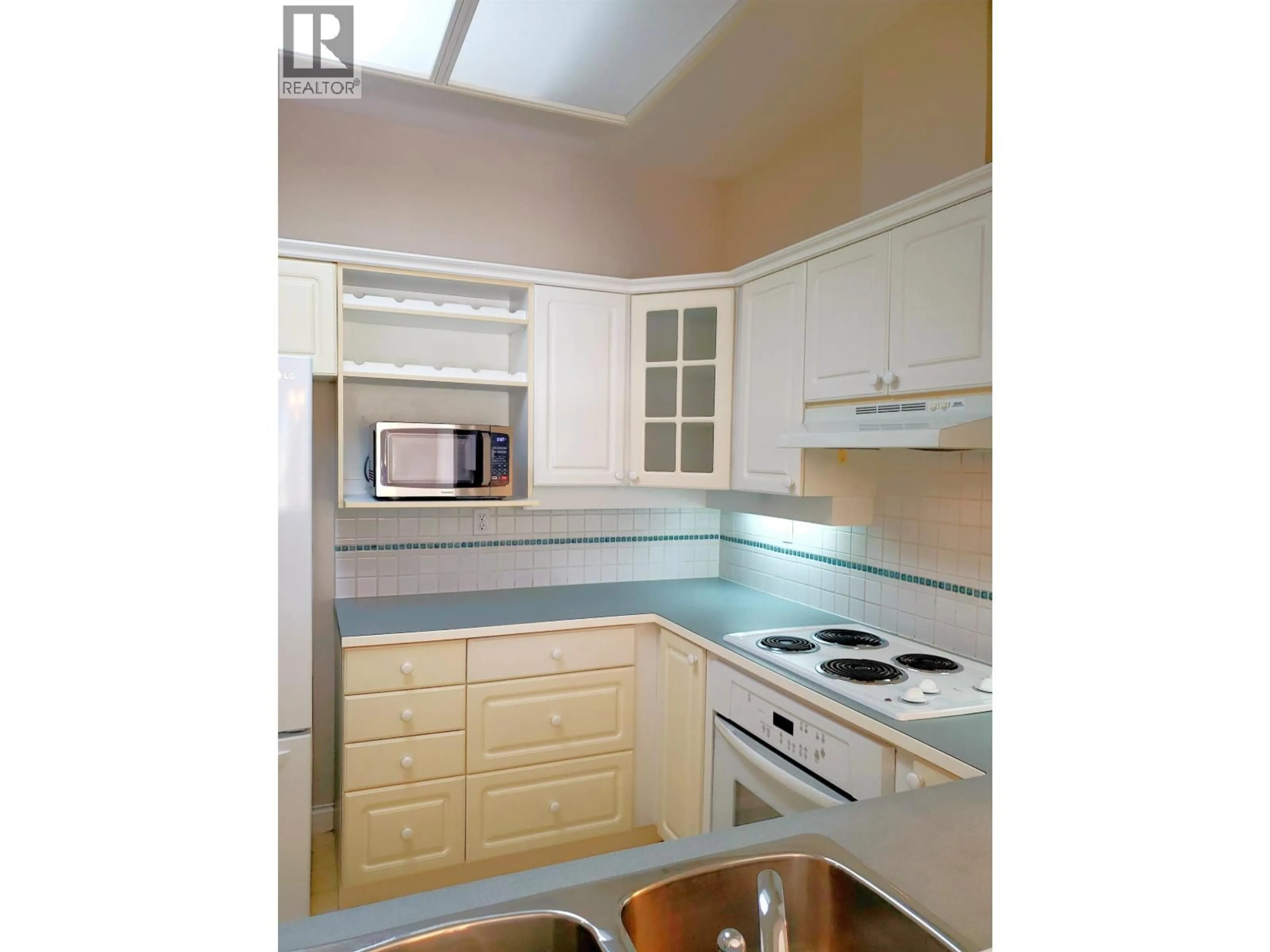 Standard kitchen, unknown for 307 - 2985 PRINCESS CRESCENT, Coquitlam British Columbia V3B7P3