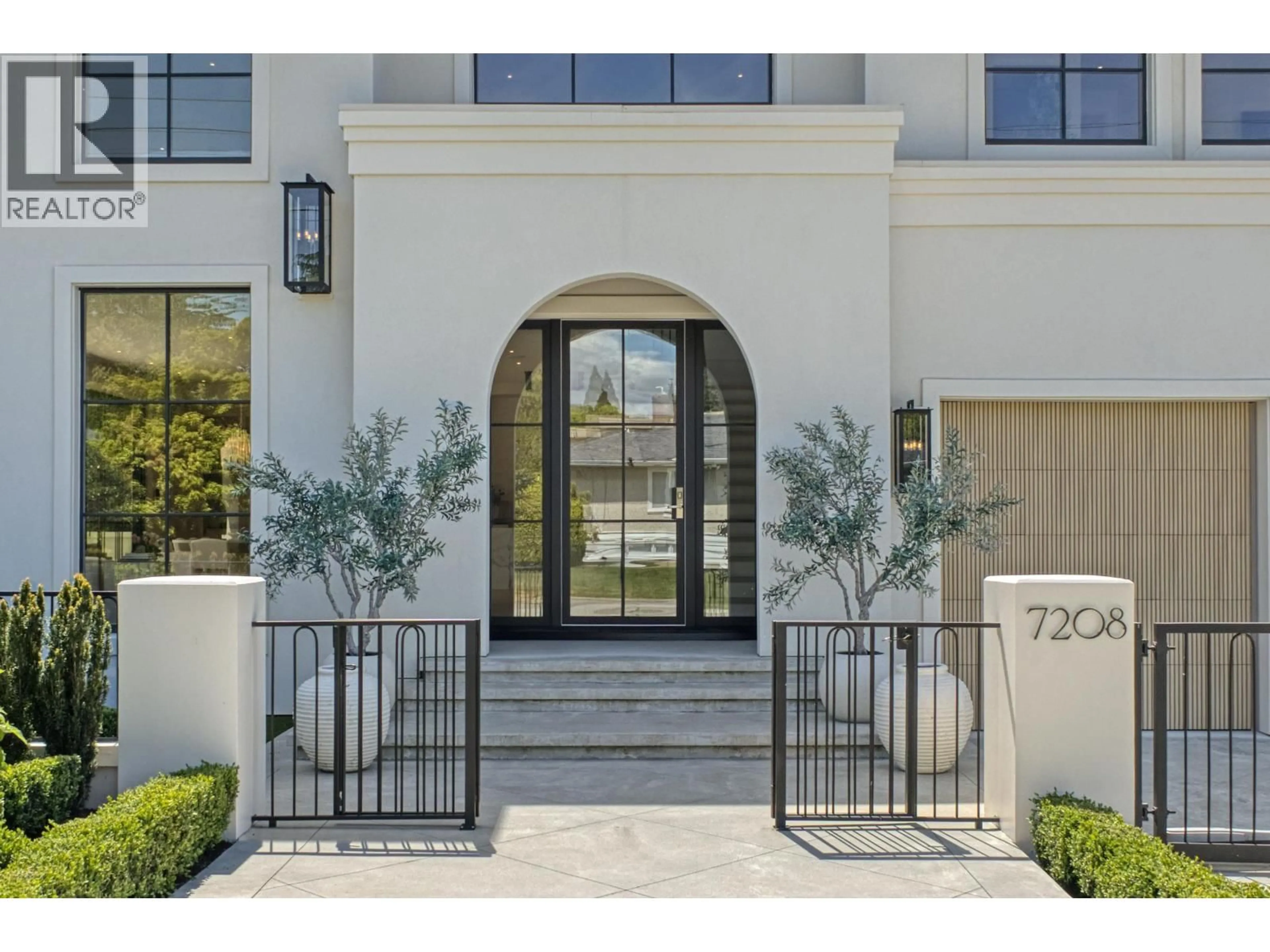 Indoor entryway for 7208 SUTLIFF STREET, Burnaby British Columbia V5A1M9