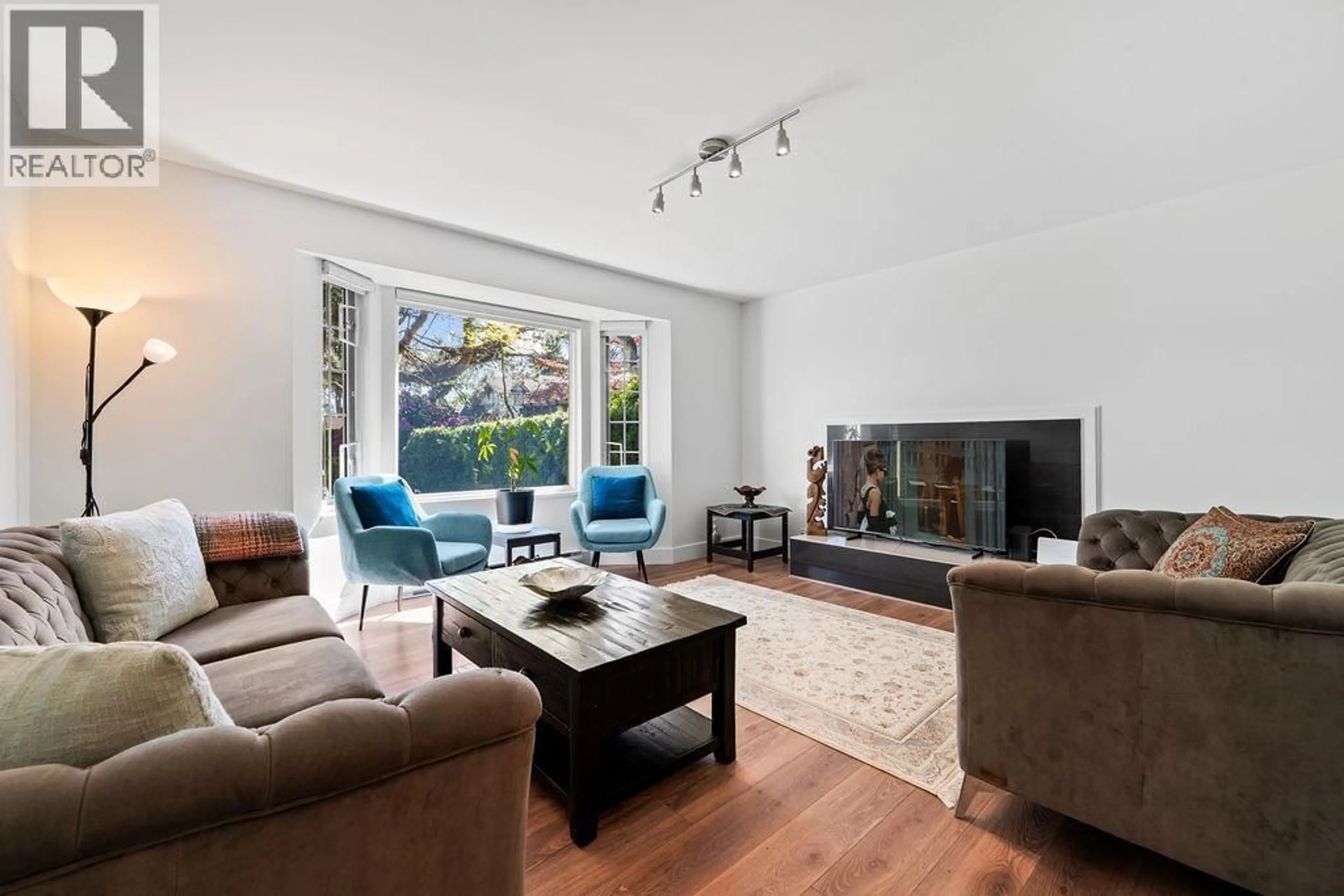 Living room with furniture, unknown for 1440 HOPE ROAD, North Vancouver British Columbia V7P1W8