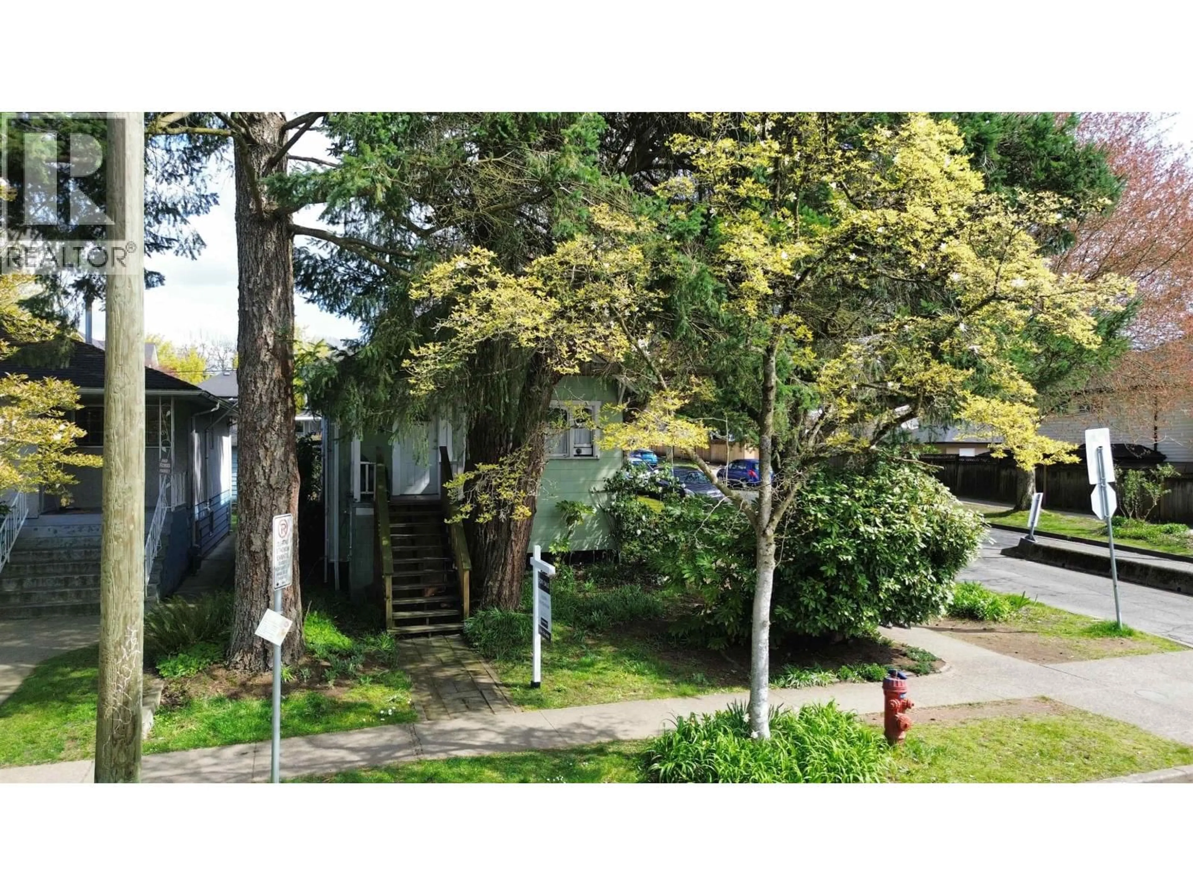 A pic from outside/outdoor area/front of a property/back of a property/a pic from drone, street for 4496 ONTARIO STREET, Vancouver British Columbia V5V3H1
