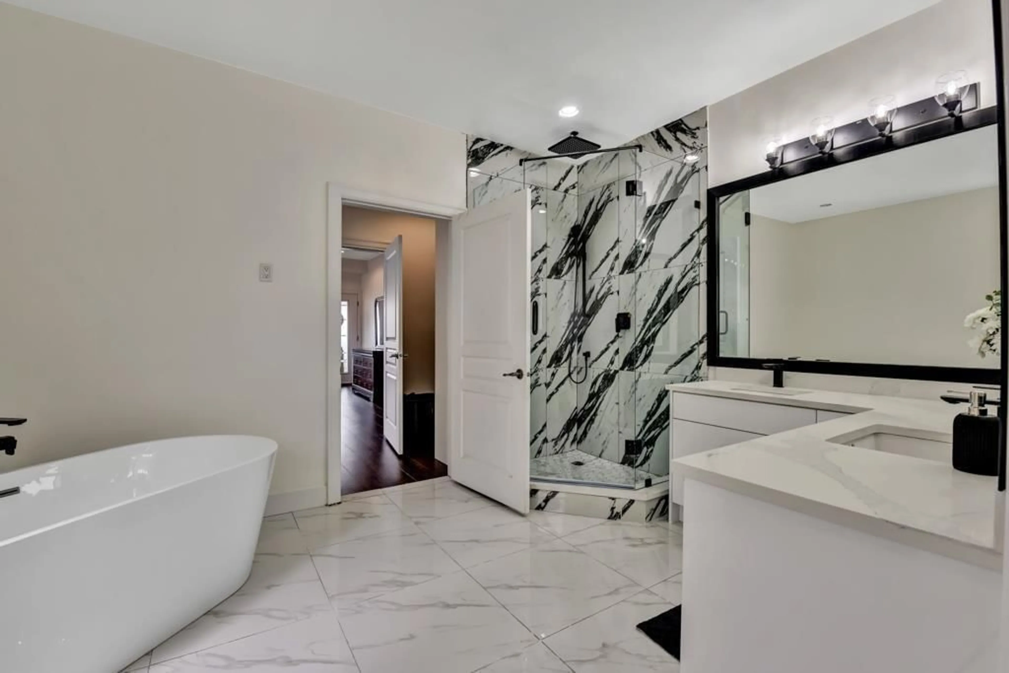 Contemporary bathroom, ceramic/tile floor for 15181 68A AVENUE, Surrey British Columbia V3S7Y7