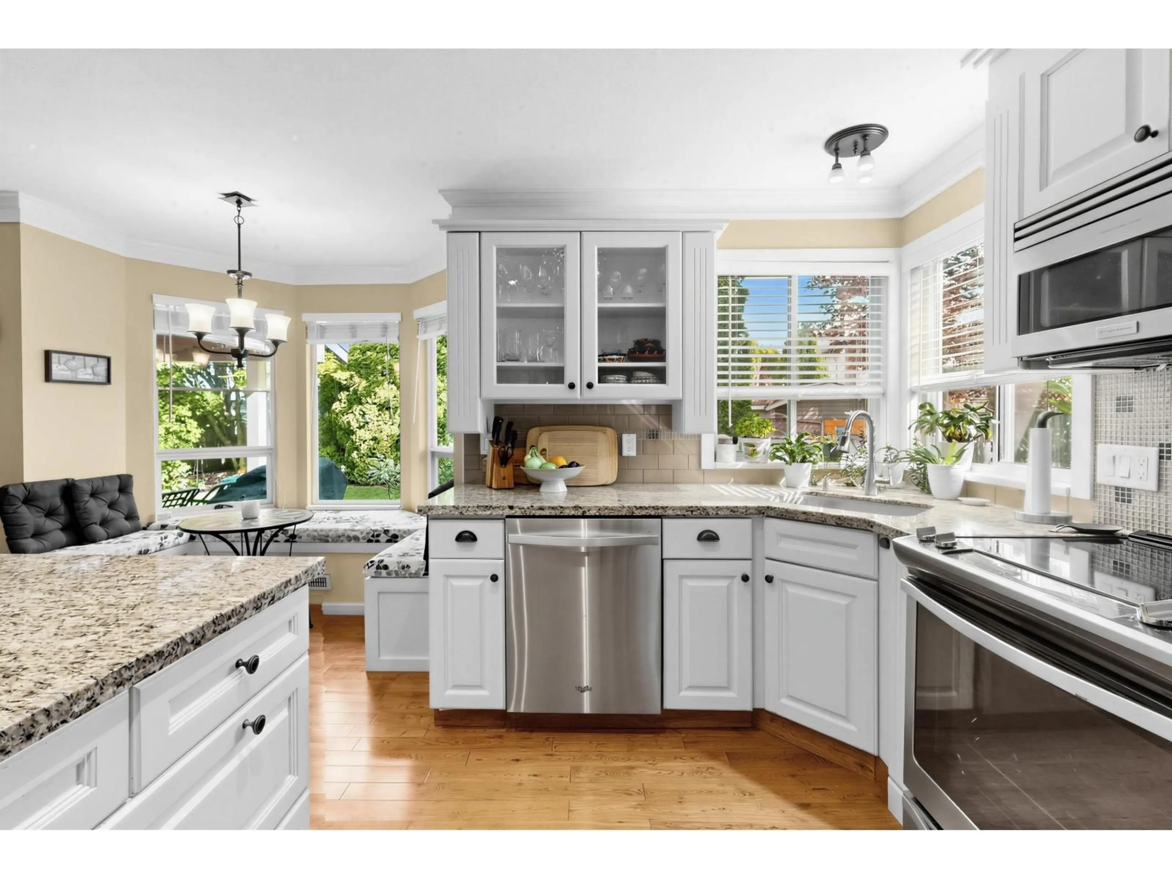 Open concept kitchen, ceramic/tile floor for 16279 79 AVENUE, Surrey British Columbia V4N0K4