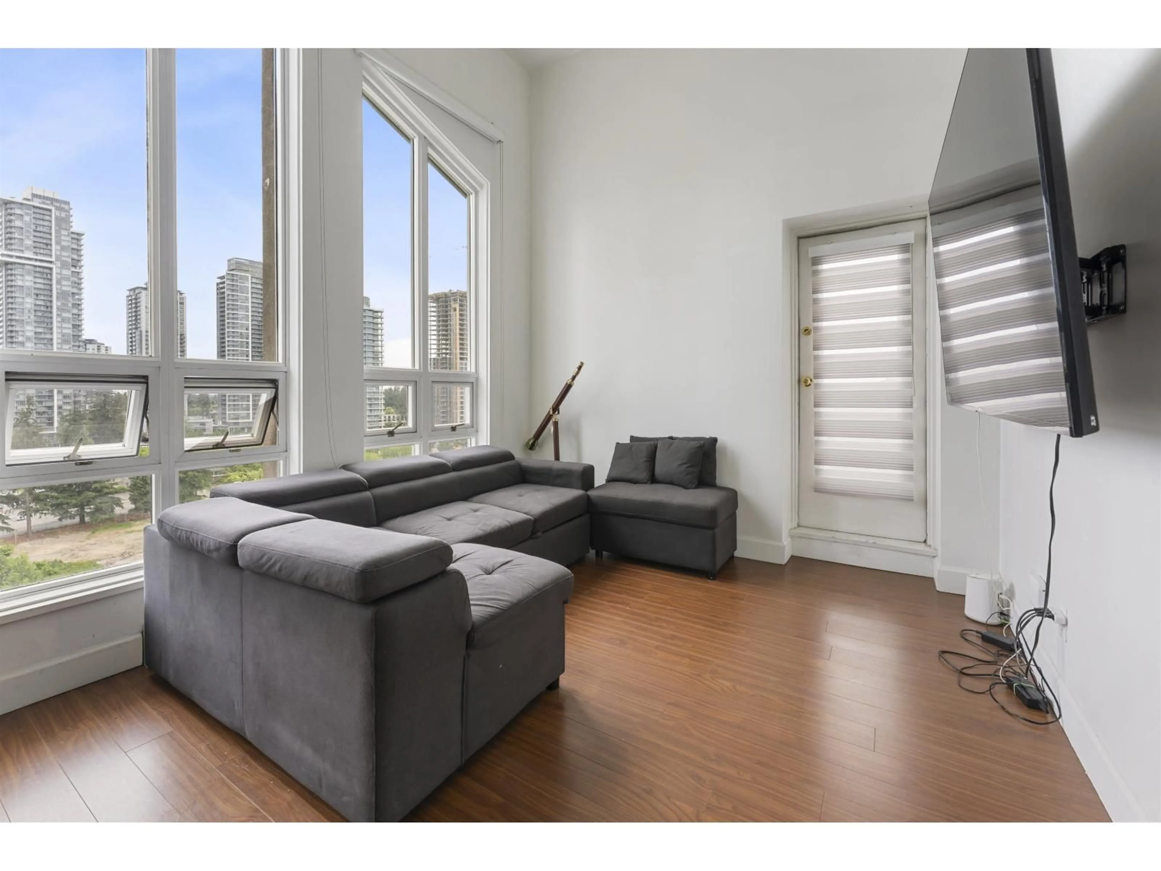 Living room with furniture, unknown for 1604 - 10523 UNIVERSITY DRIVE, Surrey British Columbia V3T5T8