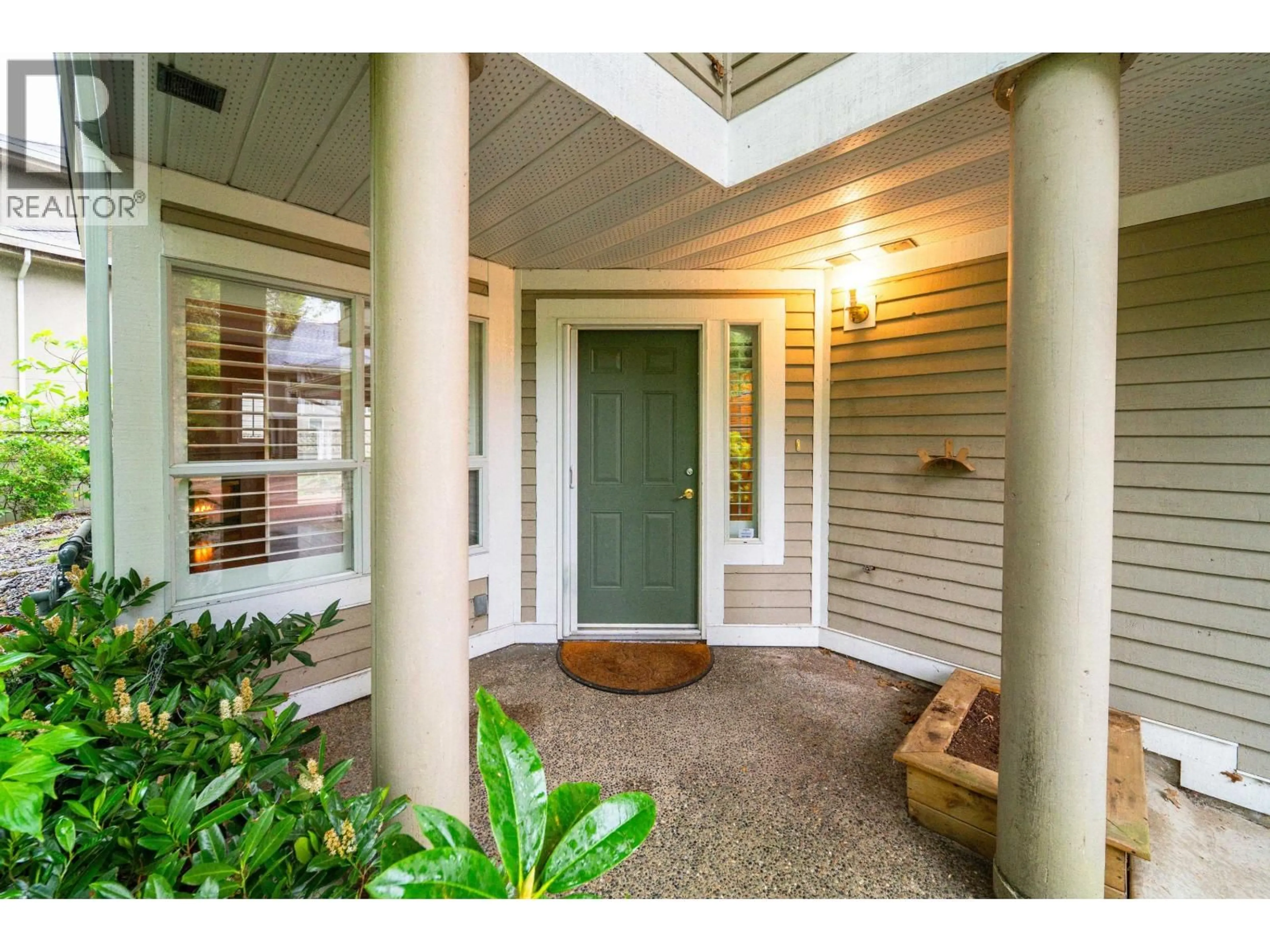 Indoor entryway for 25 - 650 ROCHE POINT DRIVE, North Vancouver British Columbia V7H2Z5