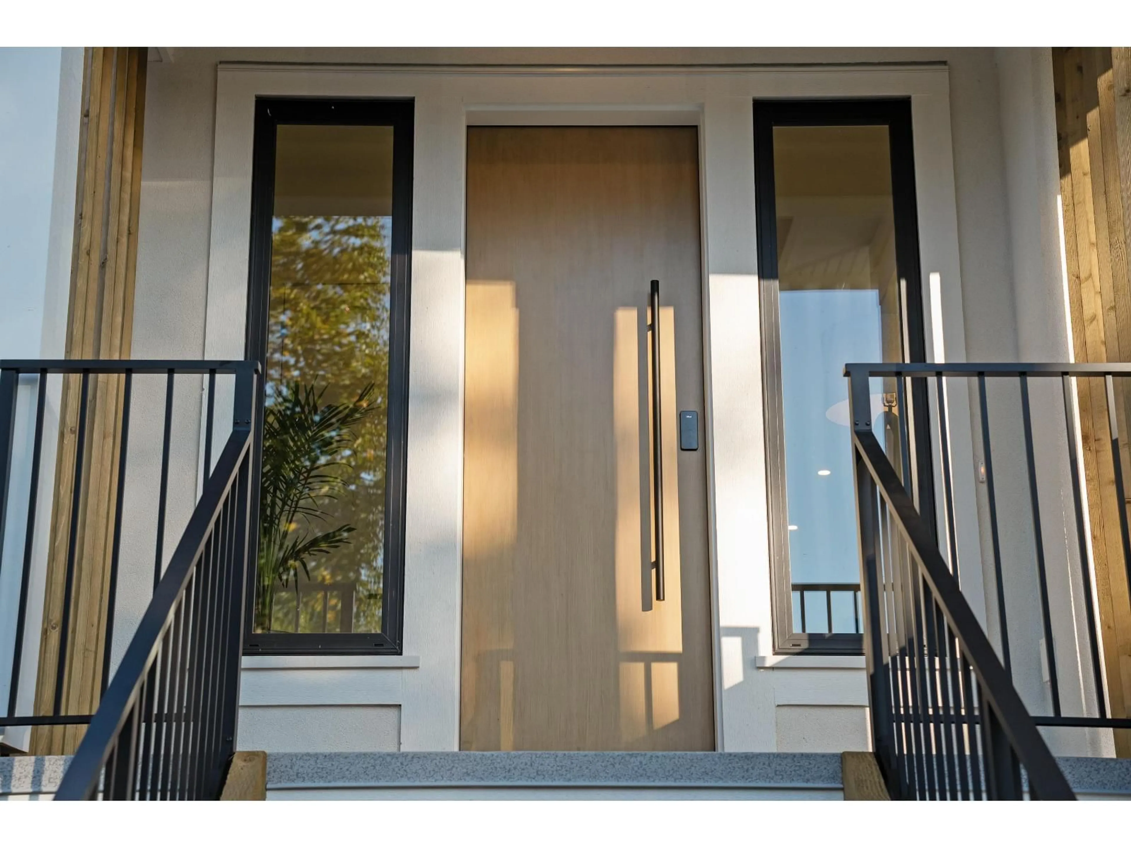 Indoor entryway for 16243 10 AVENUE, Surrey British Columbia V4A1A9