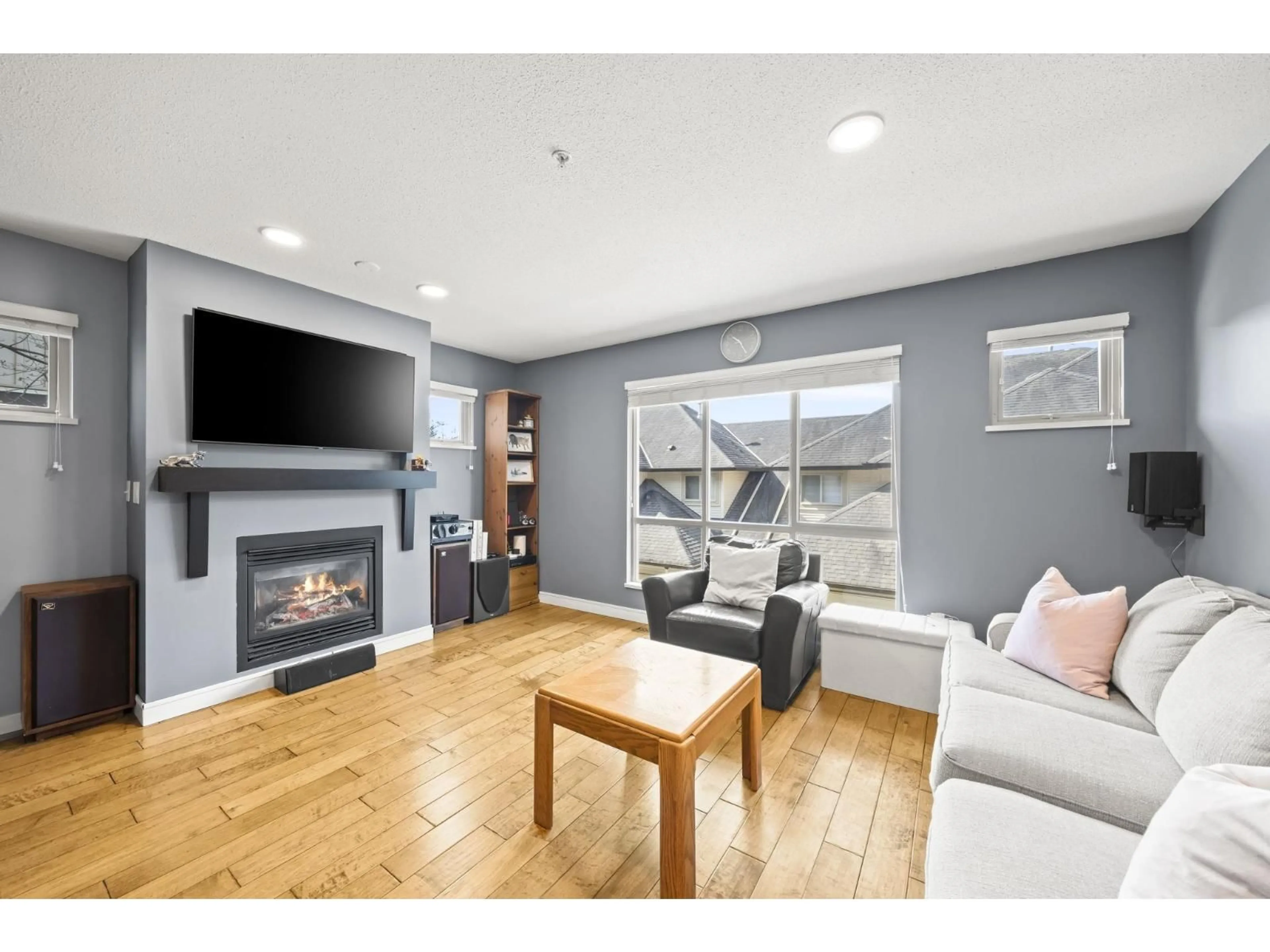 Living room with furniture, wood/laminate floor for 45 - 20350 68 AVENUE, Langley British Columbia V2Y3A5