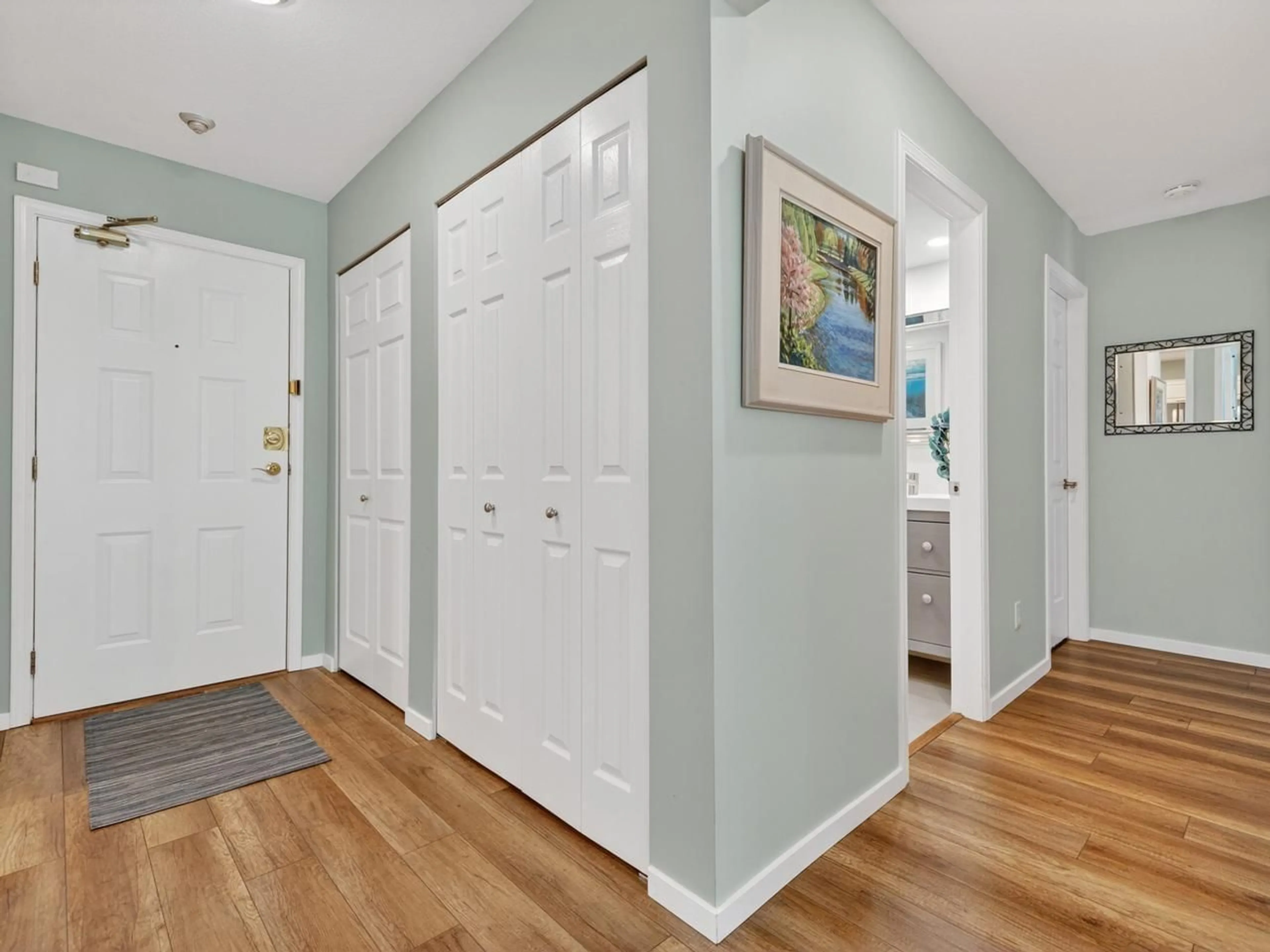 Indoor entryway for 107 - 14950 THRIFT AVENUE, White Rock British Columbia V4B2J9