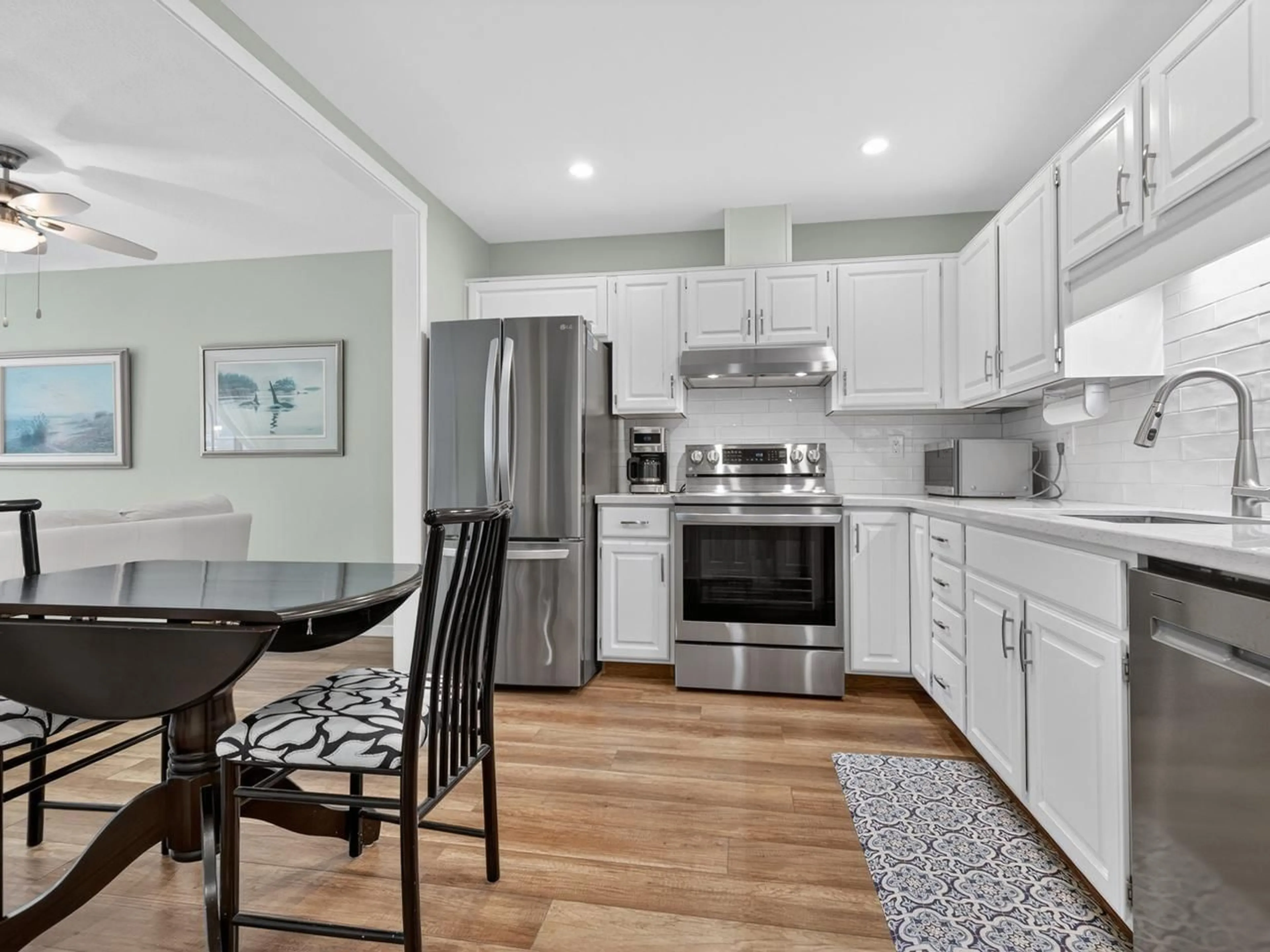 Open concept kitchen, unknown for 107 - 14950 THRIFT AVENUE, White Rock British Columbia V4B2J9