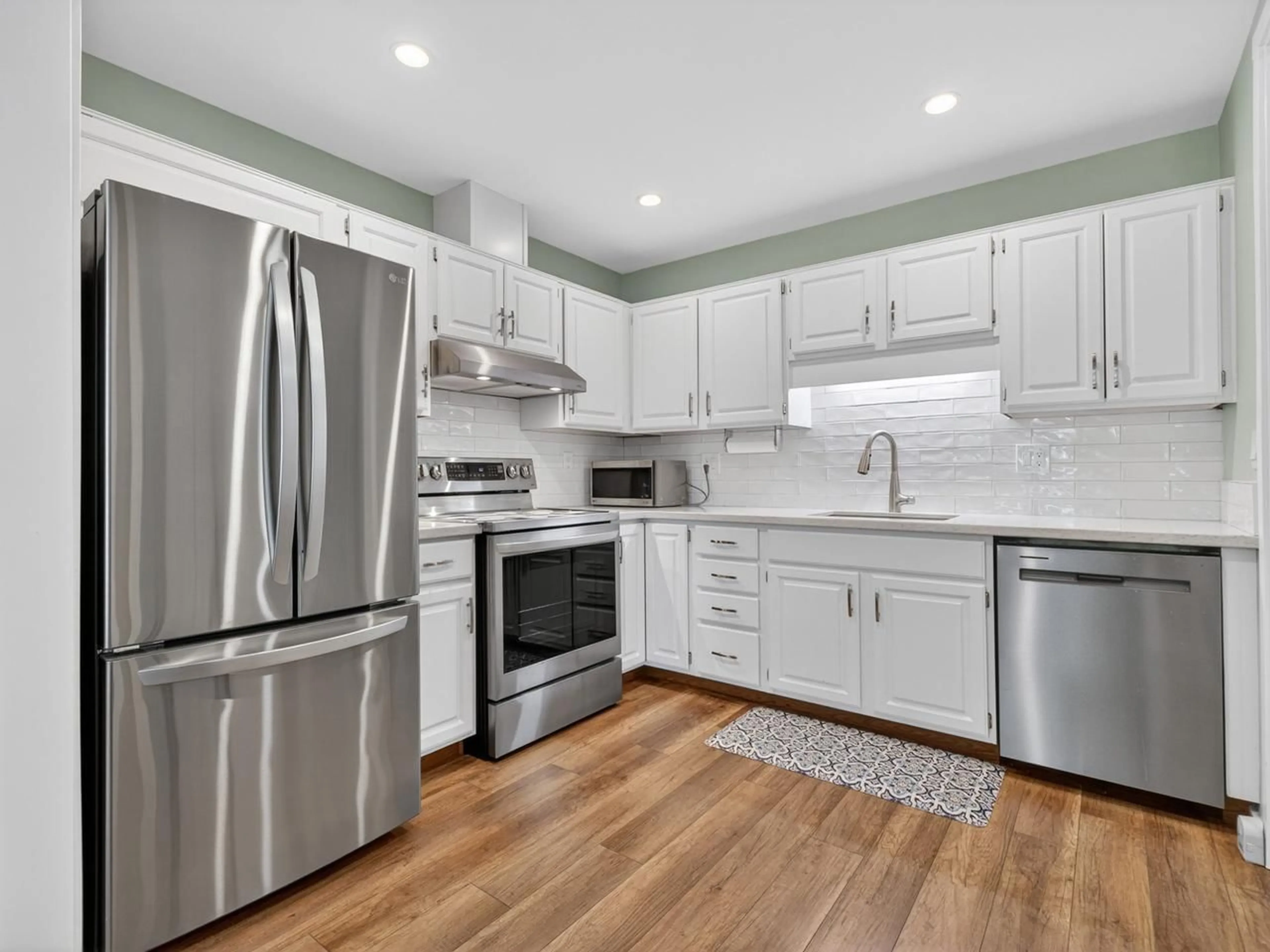 Open concept kitchen, unknown for 107 - 14950 THRIFT AVENUE, White Rock British Columbia V4B2J9