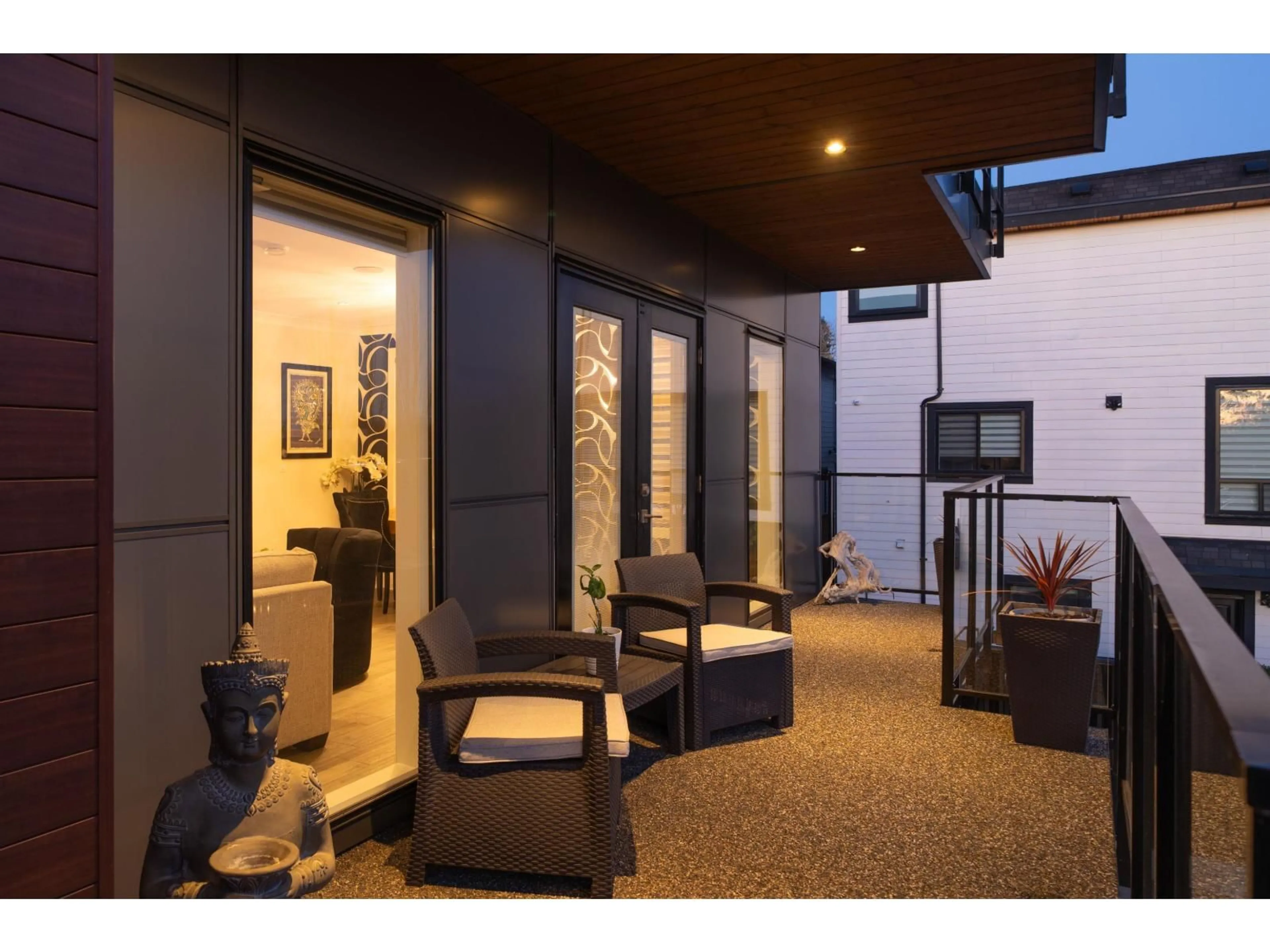 Indoor foyer for 17985 56A AVENUE, Surrey British Columbia V3S5H4