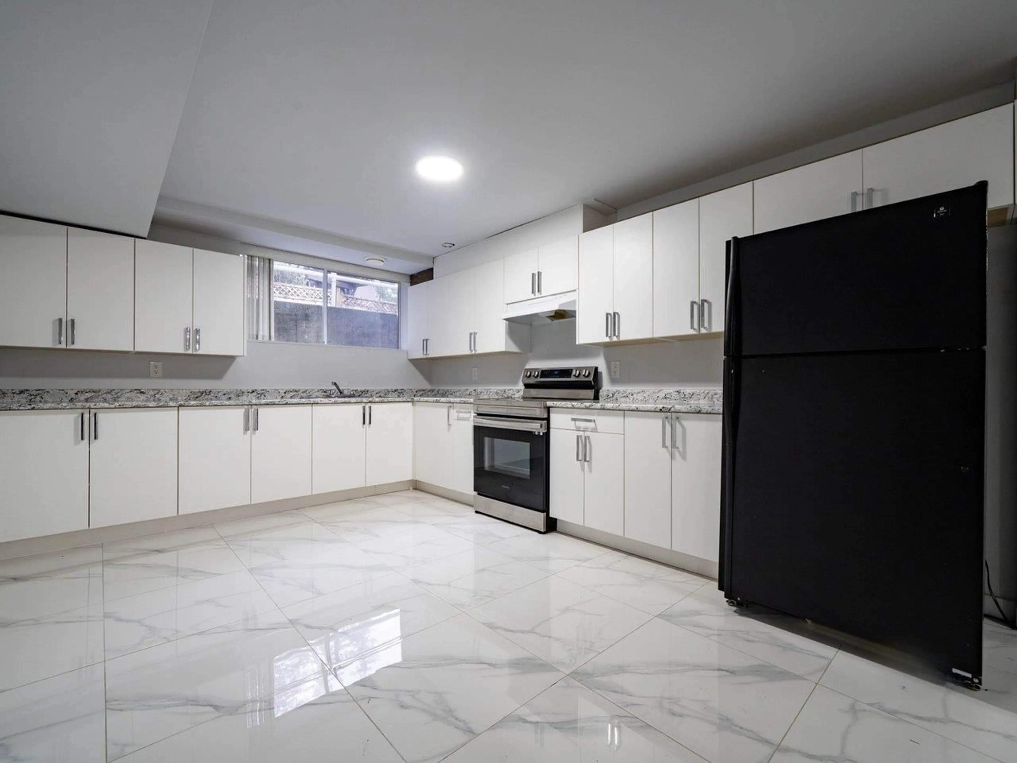 Standard kitchen, ceramic/tile floor for 2644 140 STREET, Surrey British Columbia V4P2C7