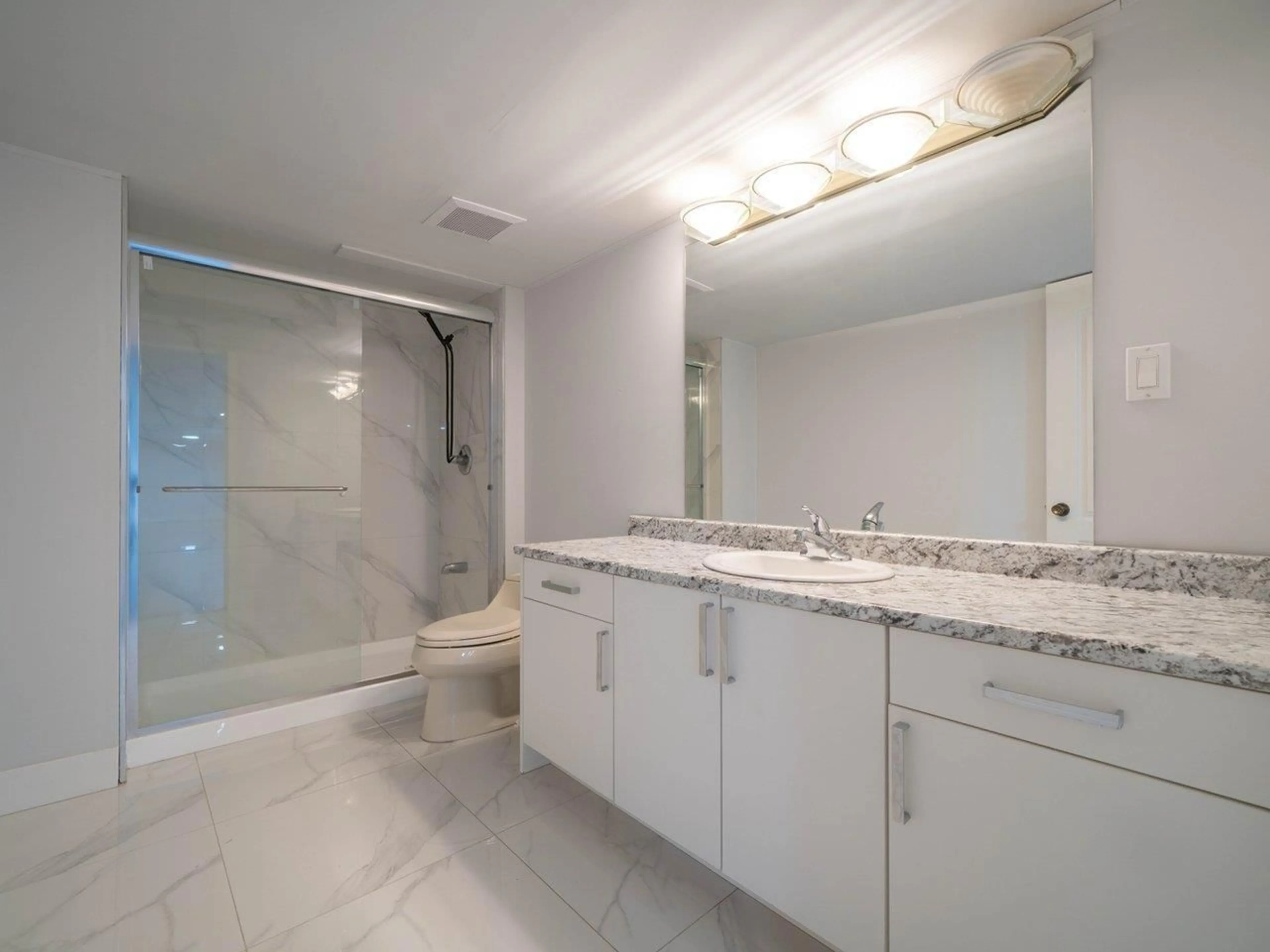 Standard bathroom, ceramic/tile floor for 2644 140 STREET, Surrey British Columbia V4P2C7