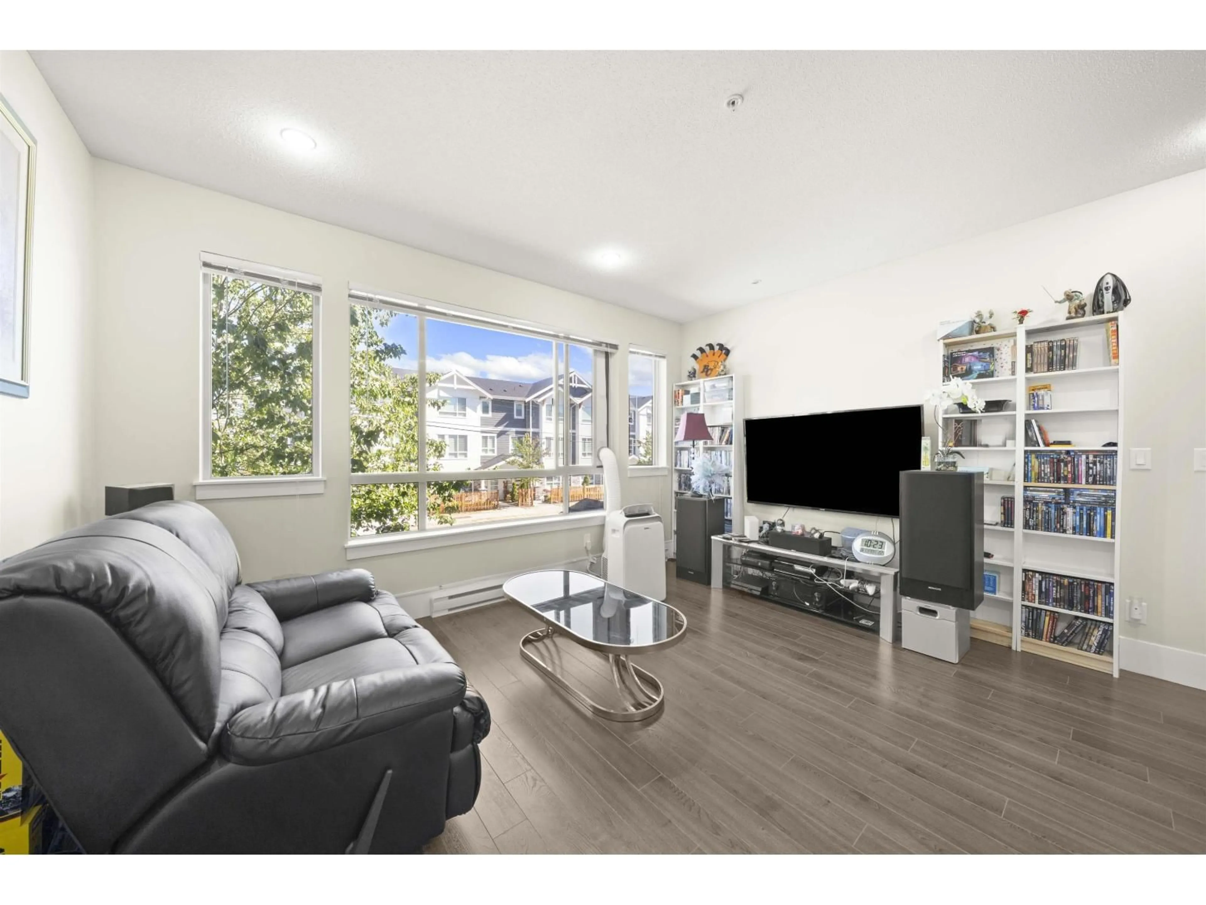 Living room with furniture, wood/laminate floor for 4 - 19752 55A AVENUE, Langley British Columbia V3A3X2