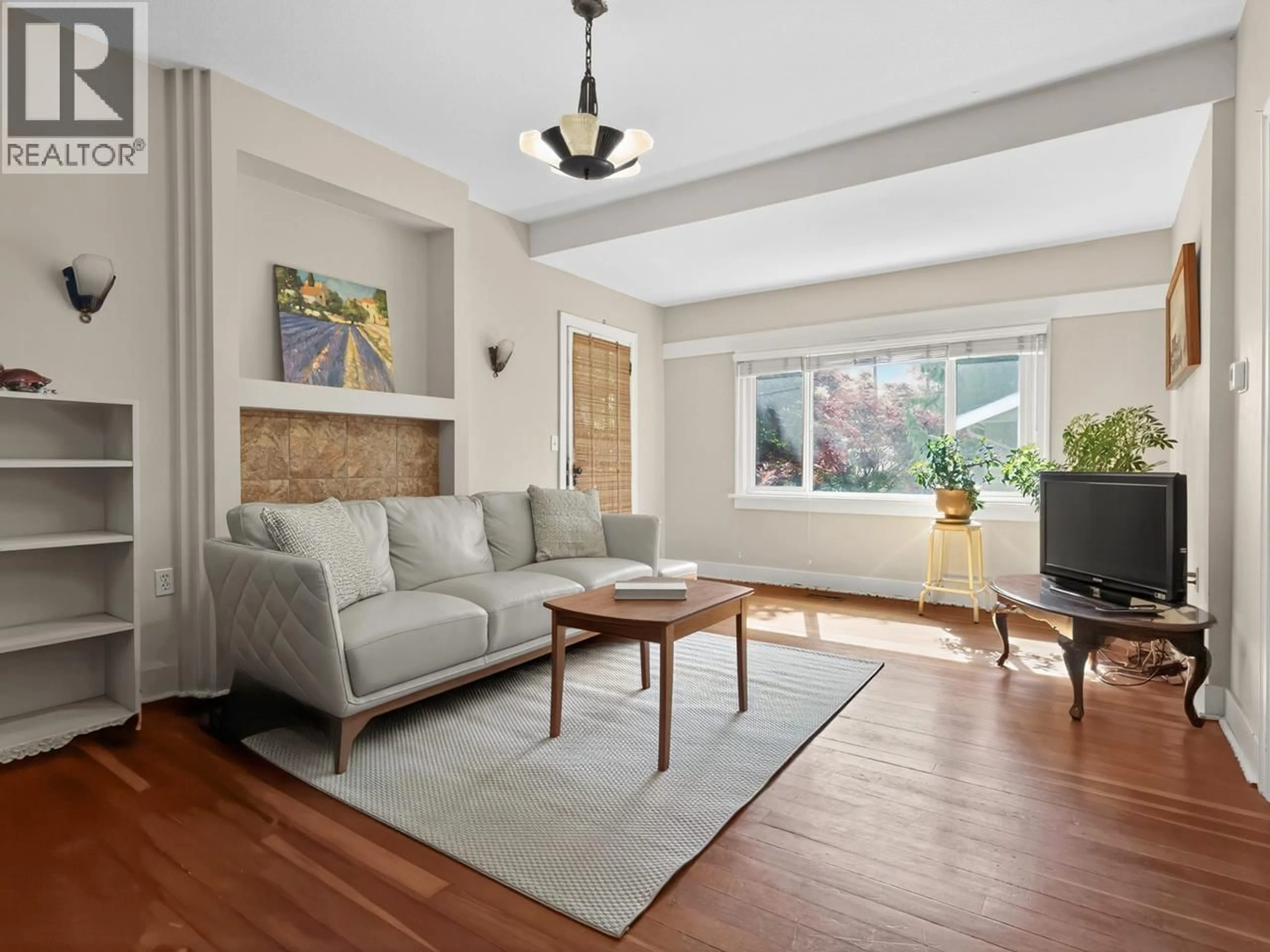 Living room with furniture, unknown for 836 THIRTEENTH STREET, New Westminster British Columbia V3M4M9