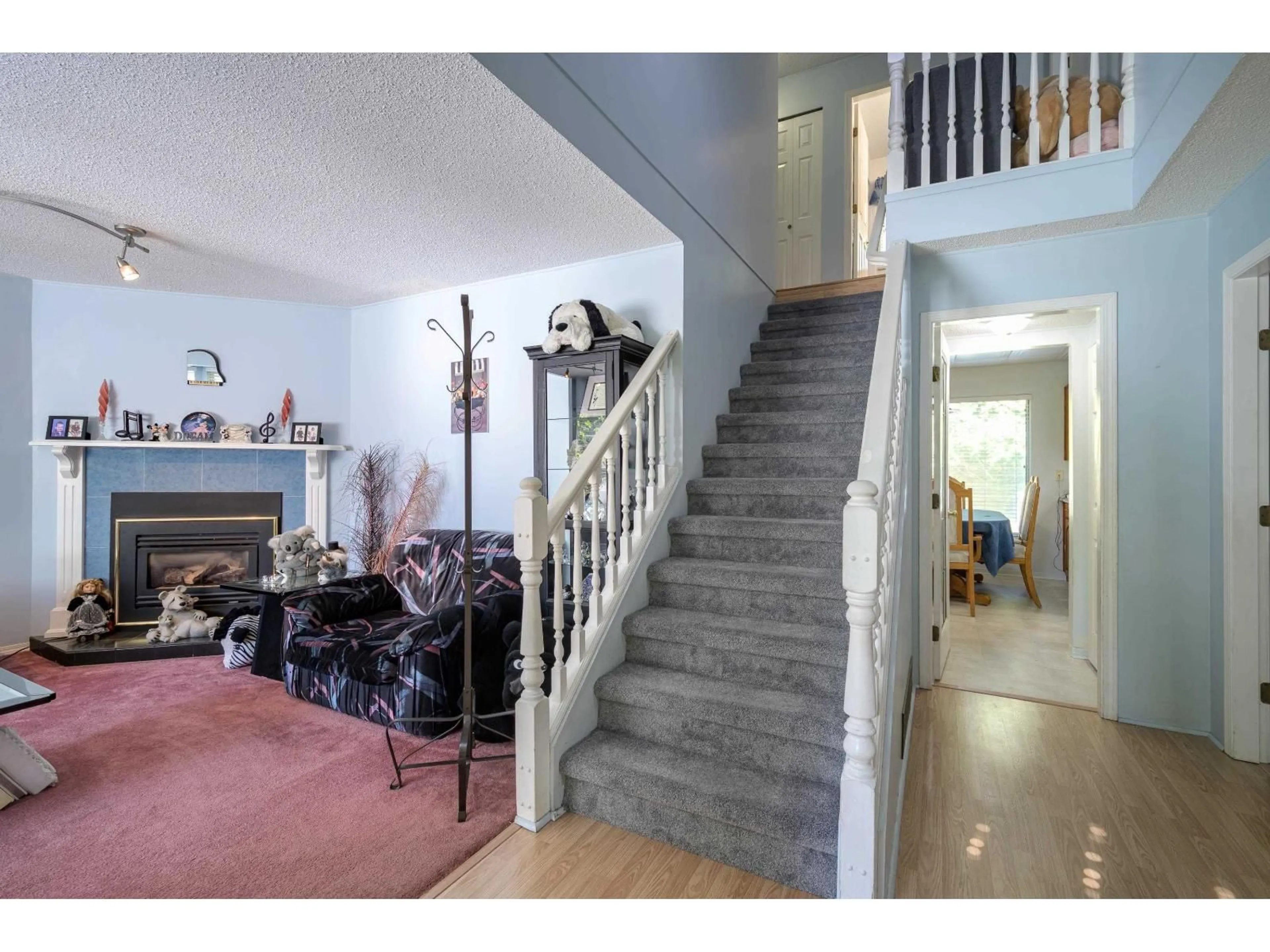 Indoor foyer for 13747 63A AVENUE, Surrey British Columbia V3X1E6