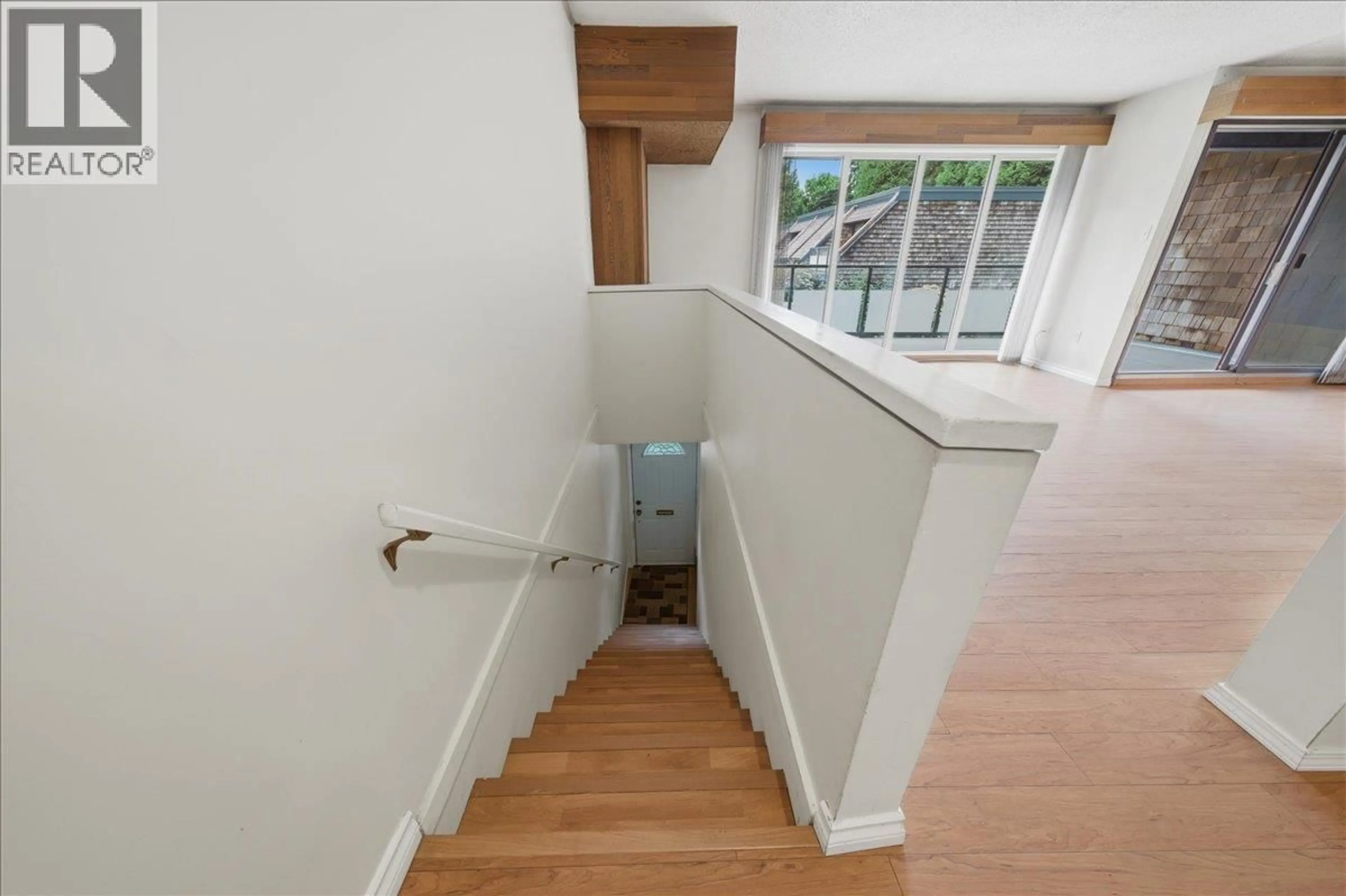 Stairs for 9932 MILLBURN COURT, Burnaby British Columbia V3N4M8
