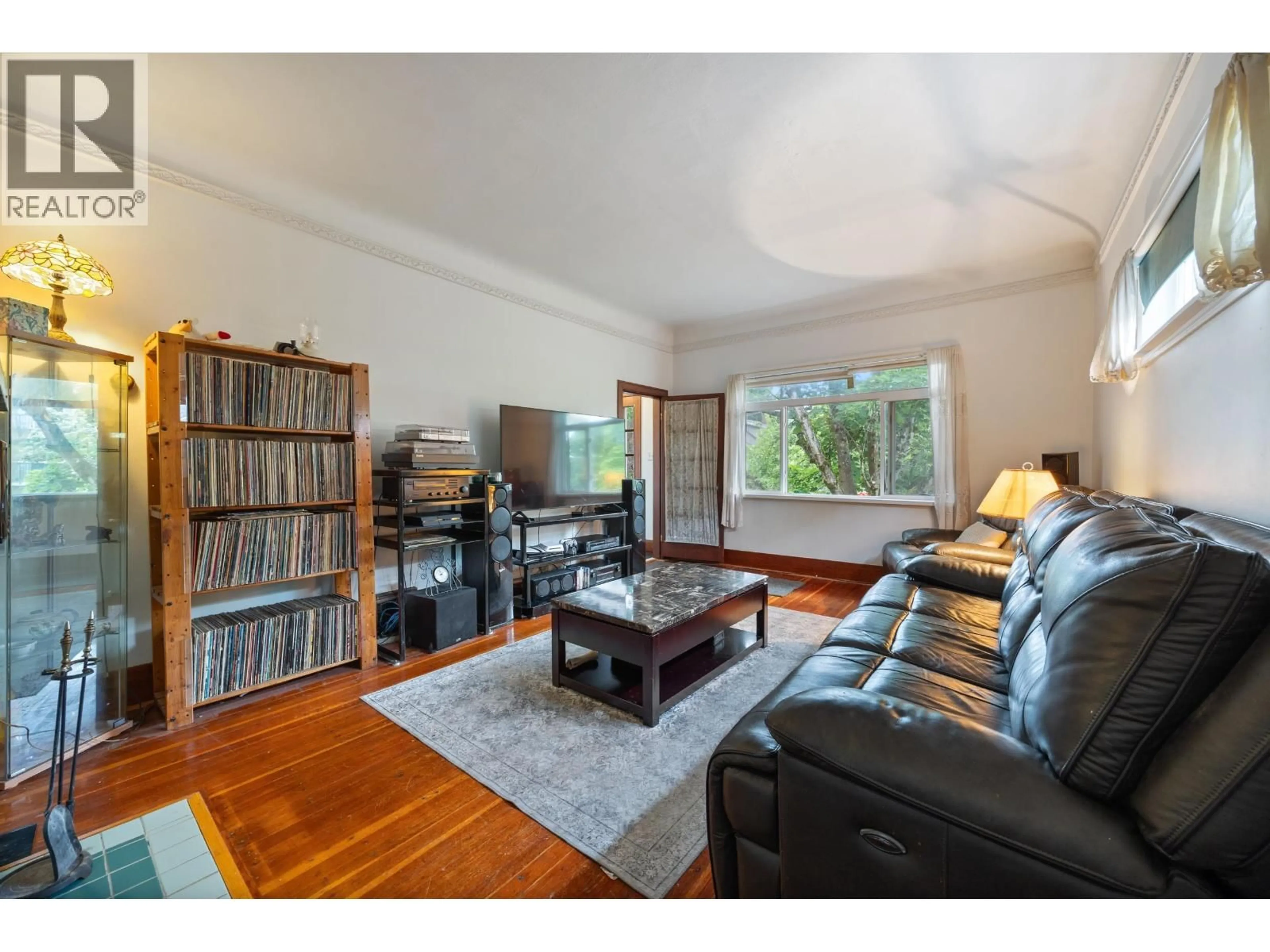 Living room with furniture, wood/laminate floor for 1105 HAMILTON STREET, New Westminster British Columbia V3M2M8
