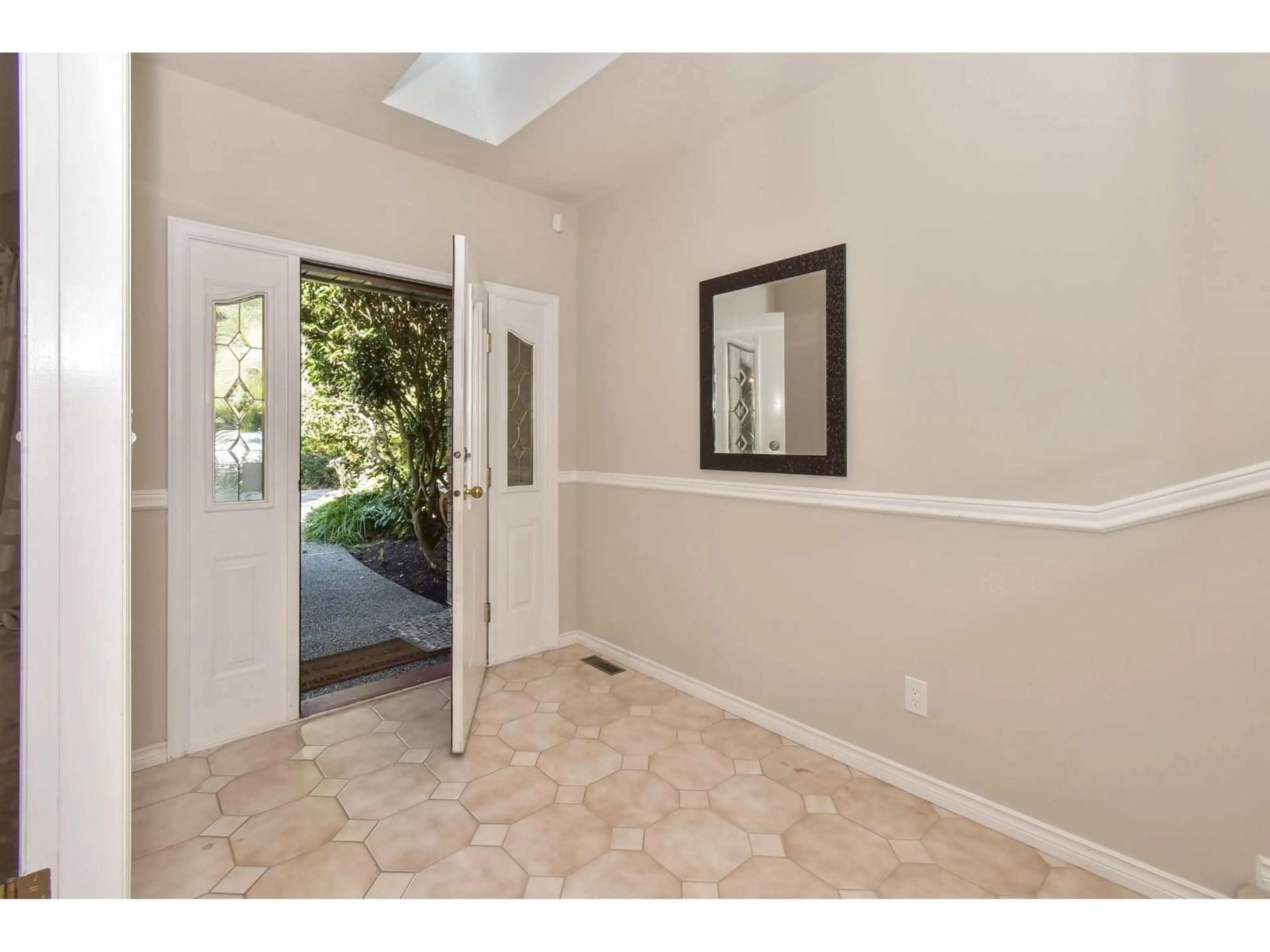 Indoor entryway for 13056 22A AVENUE, Surrey British Columbia V4A8Y4