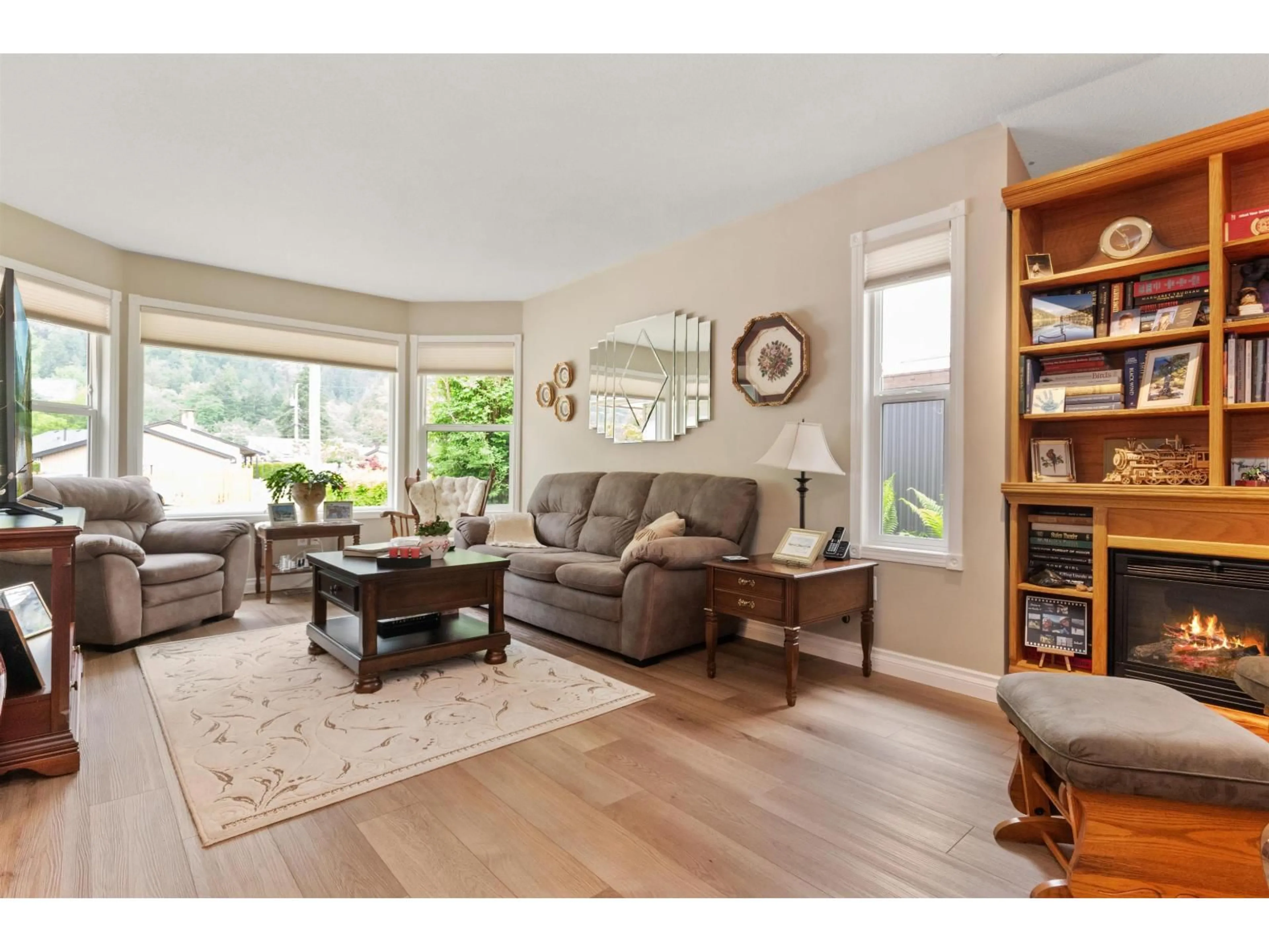 Living room with furniture, wood/laminate floor for 19865 MARIE STREET, Hope British Columbia V0X1L2