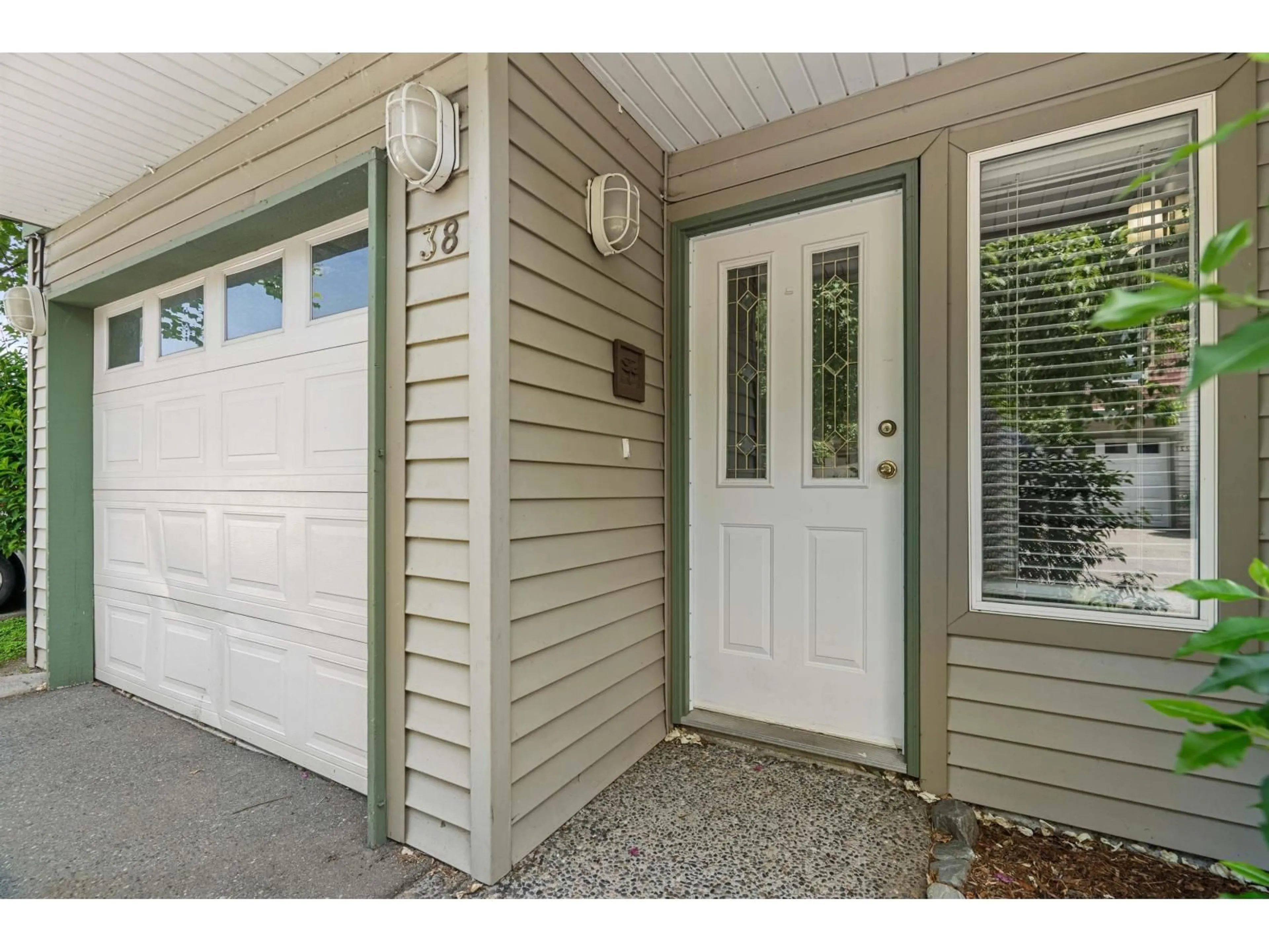Indoor entryway for 38 - 9470 HAZEL STREET, Chilliwack British Columbia V2P5N1