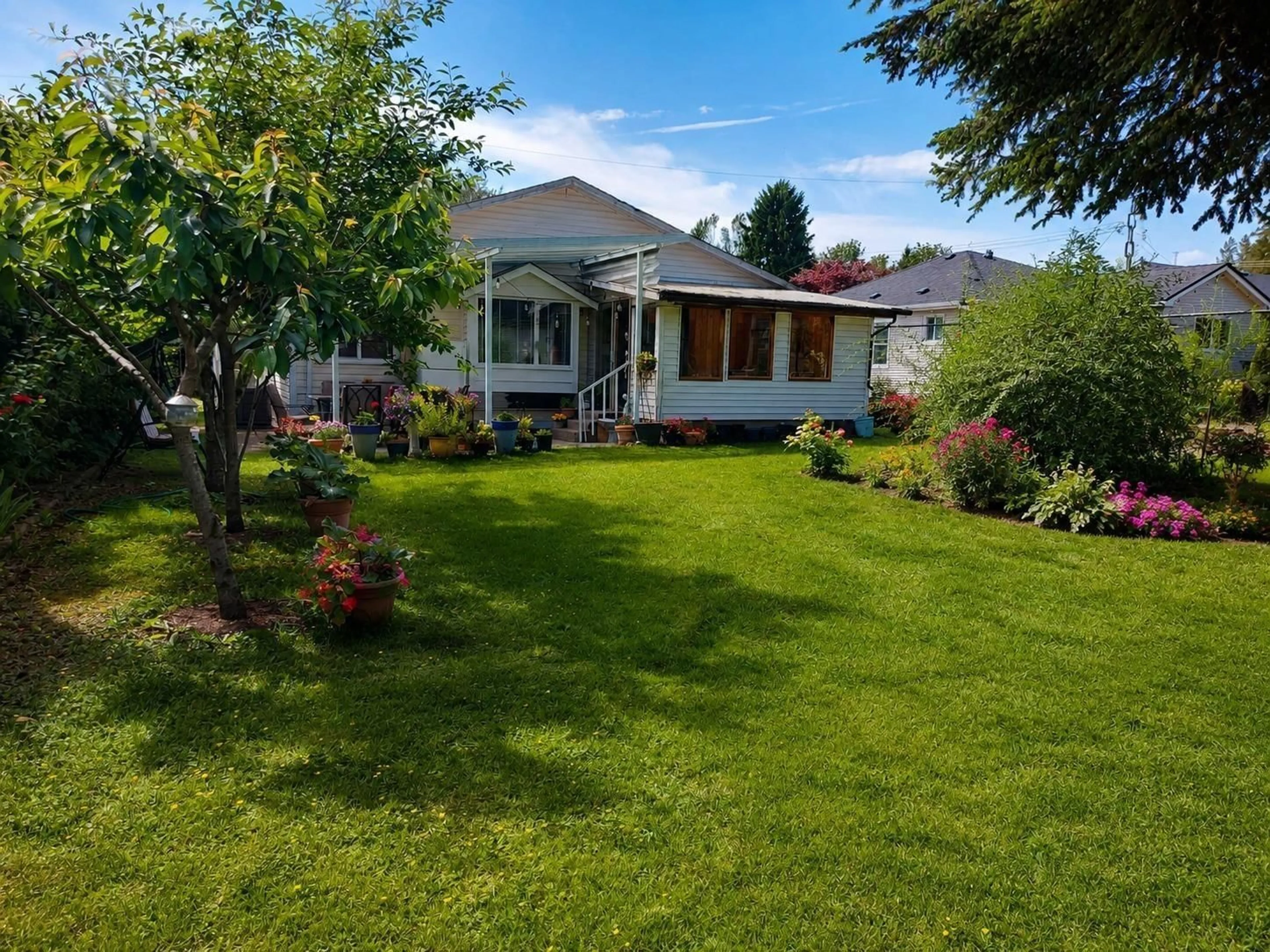 A pic from outside/outdoor area/front of a property/back of a property/a pic from drone, unknown for 7566 DUNSMUIR STREET, Mission British Columbia V2V4B4