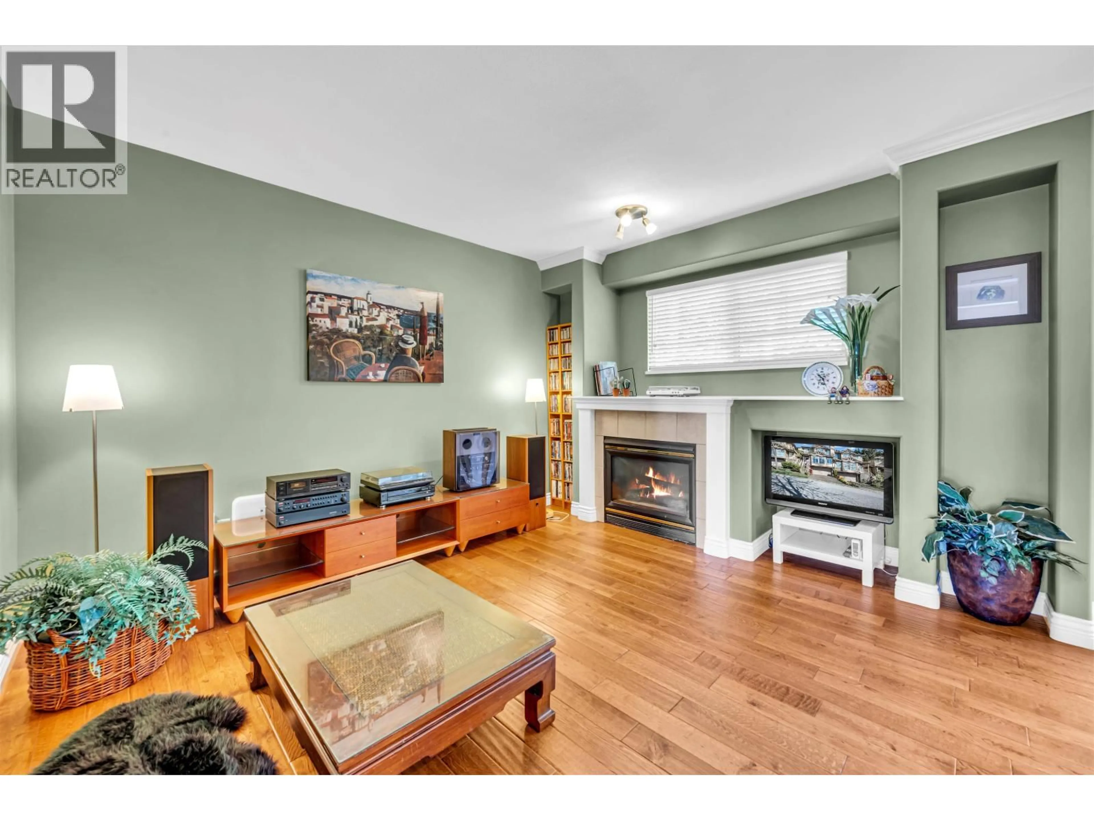 Living room with furniture, wood/laminate floor for 142 - 2979 PANORAMA DRIVE, Coquitlam British Columbia V3E2W8