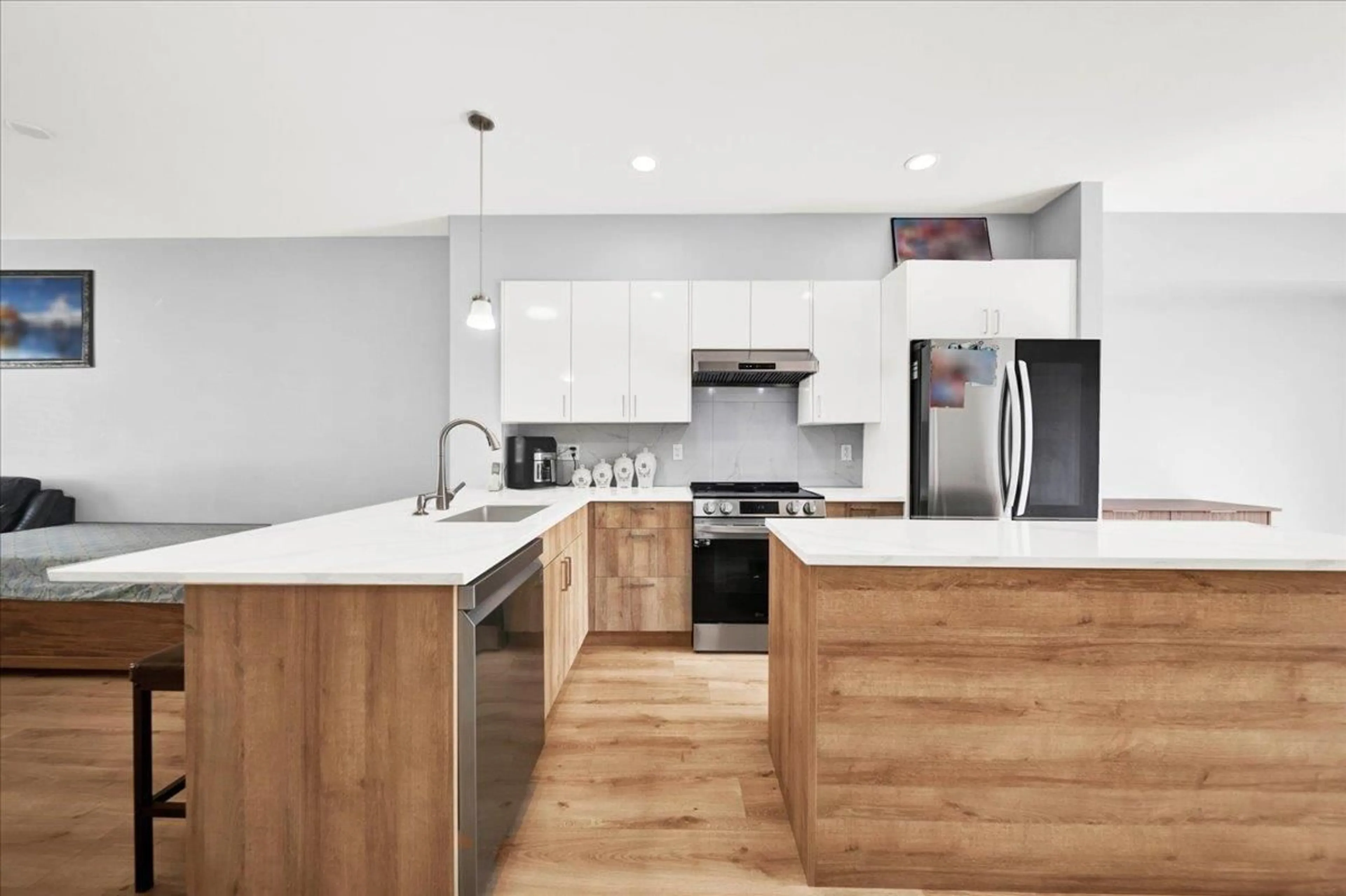 Contemporary kitchen, wood/laminate floor for 86 - 14555 68 AVENUE, Surrey British Columbia V3S2A8