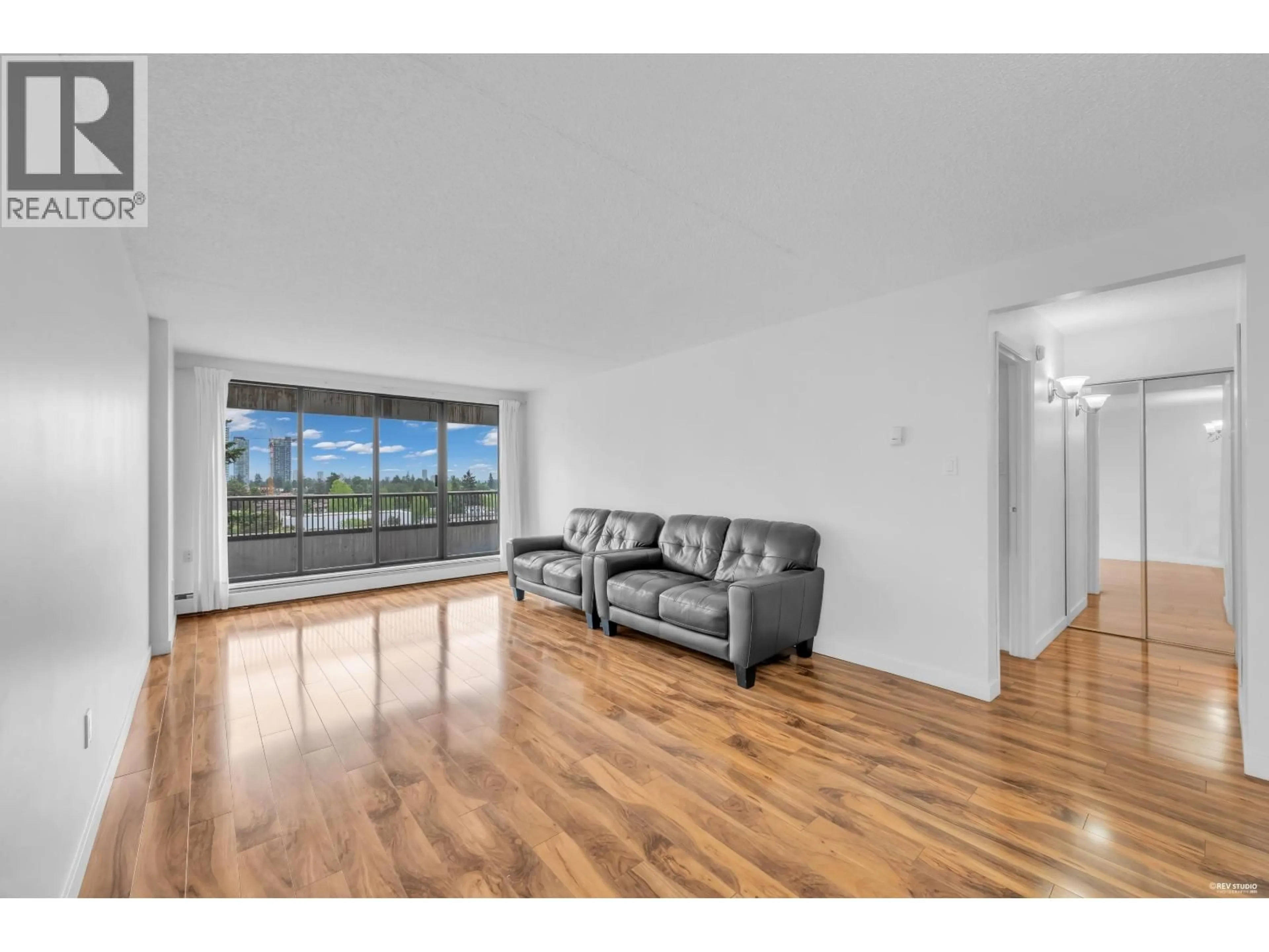 Living room with furniture, wood/laminate floor for 1104 - 6595 WILLINGDON AVENUE, Burnaby British Columbia V5H4E5