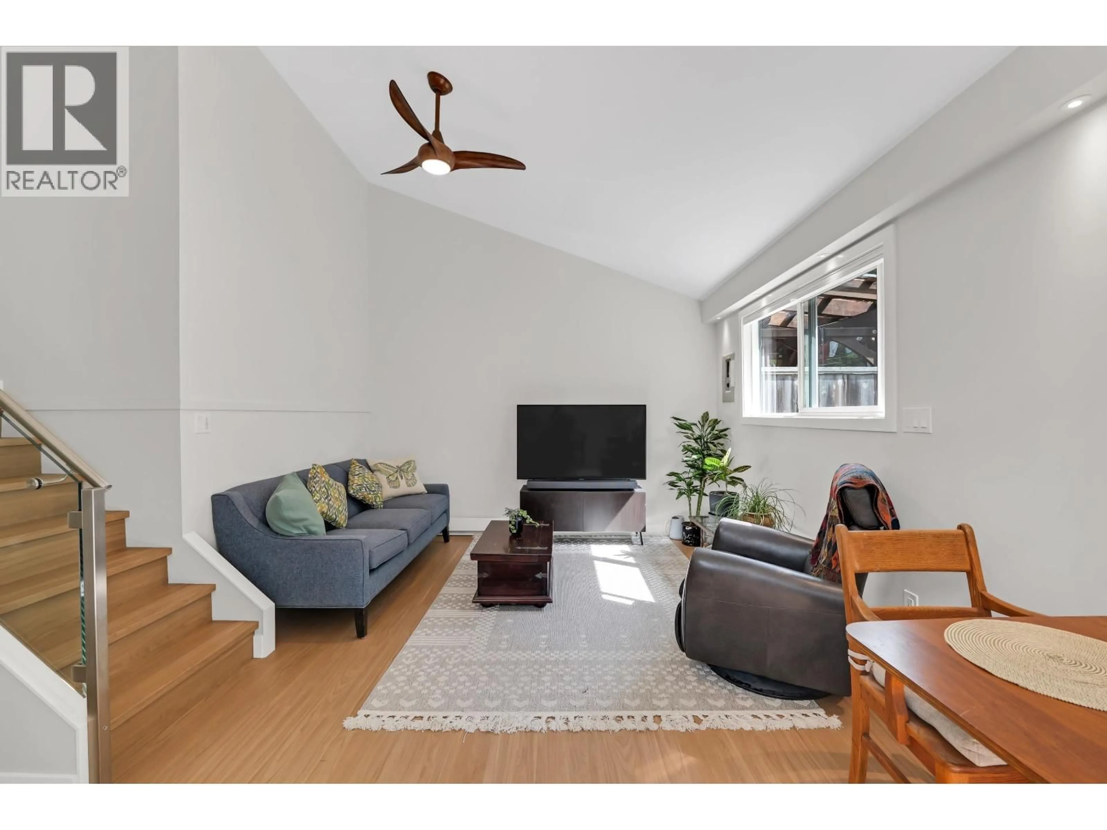 Living room with furniture, wood/laminate floor for 40736 PERTH DRIVE, Squamish British Columbia V0N1T0